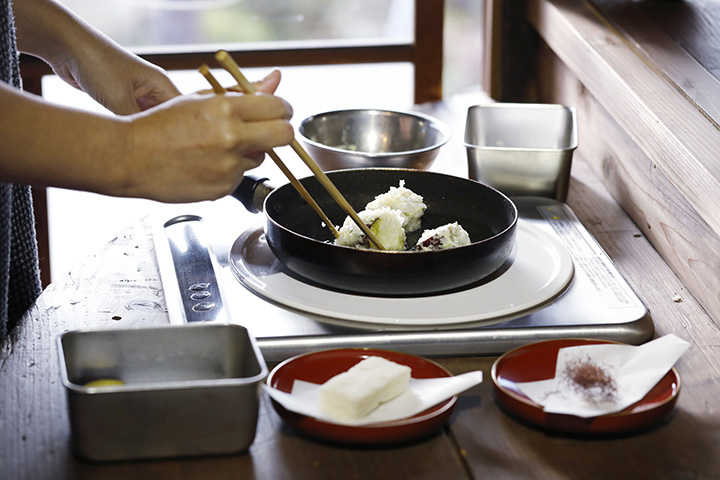 用醃製食品「冷凍麻糬」面糊的「冷凍地瓜麻糬」的烹飪場景