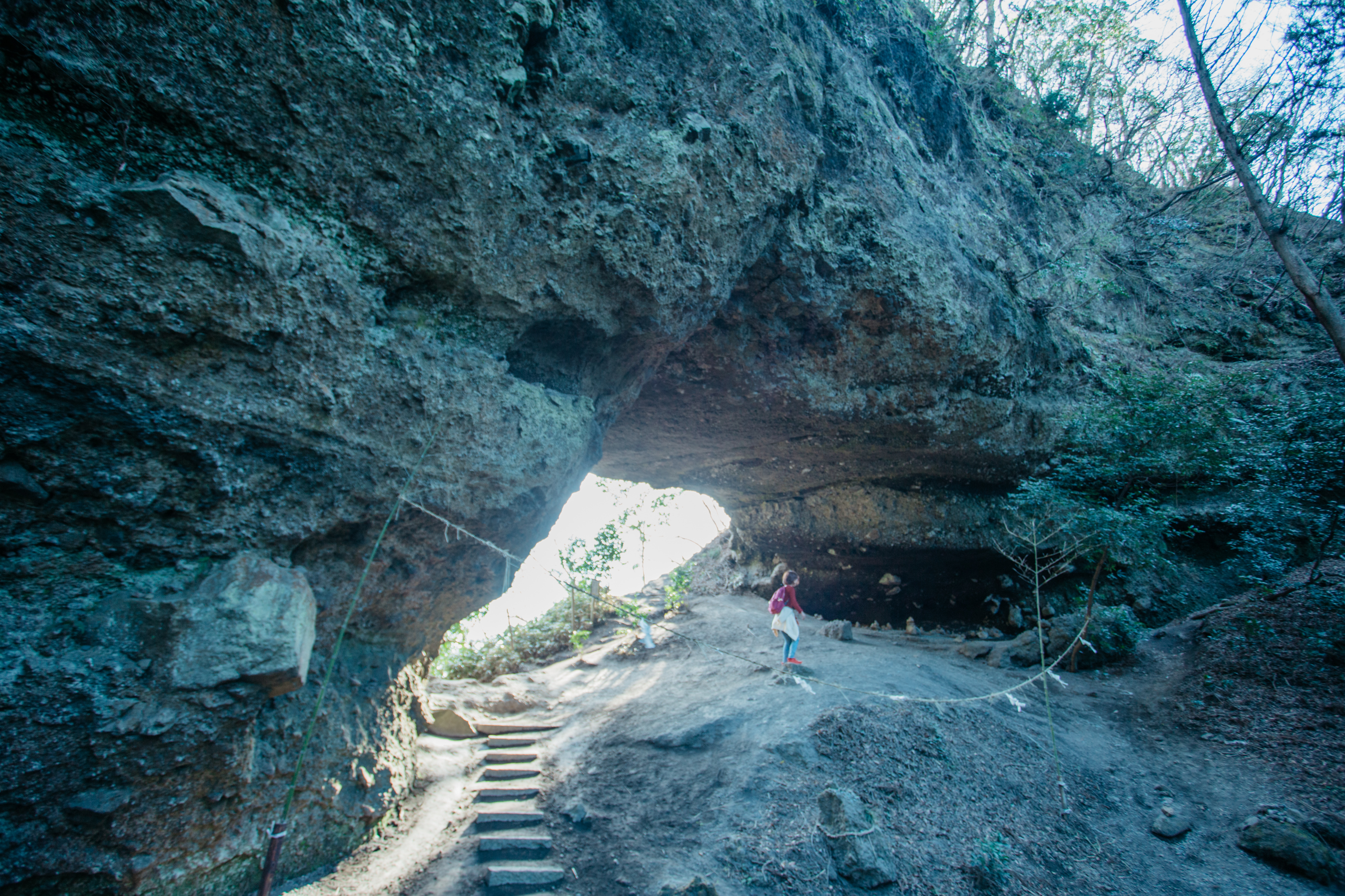 當你站在洞裡時，你可以感覺到風吹過，就像一把天然的扇子。