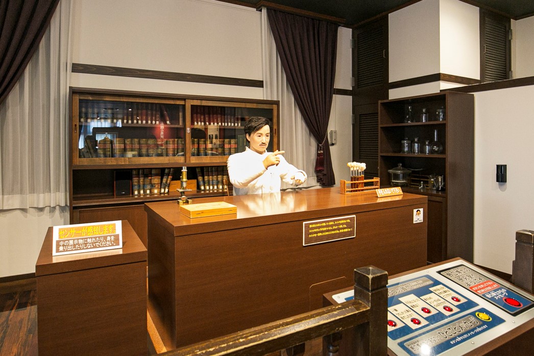 野口英世的機器人被安裝在「醫生的實驗室」裡