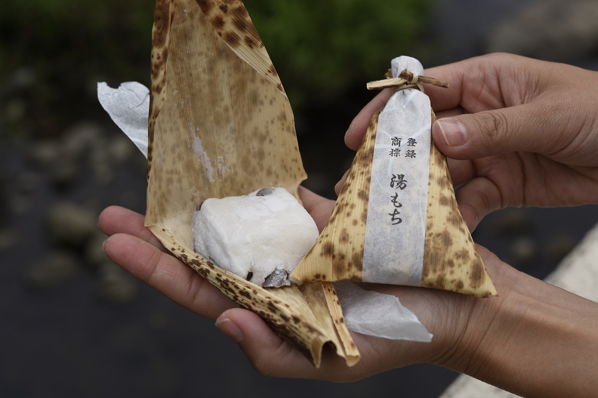 您還可以享受打開竹皮包裝紙的興奮。