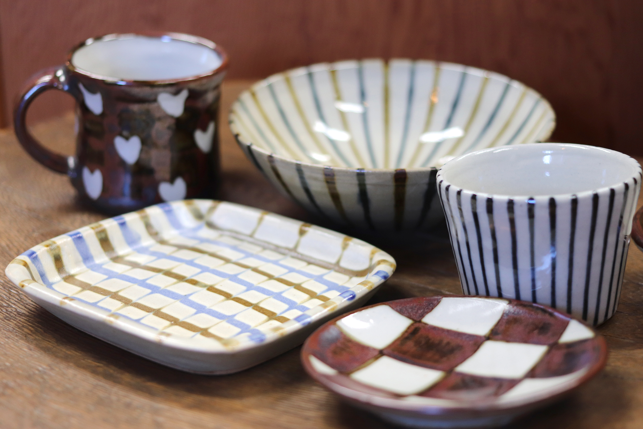 平板（左前）設計精美，適合日式和西式料理JPY2400+稅、蕎麥豬口JPY1200+稅等。