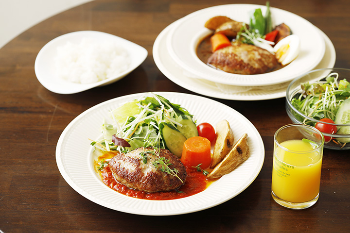 從正面看，「原味漢堡排」JPY1628「湯咖哩漢堡排」JPY1738。 兩者都附有飯沙拉