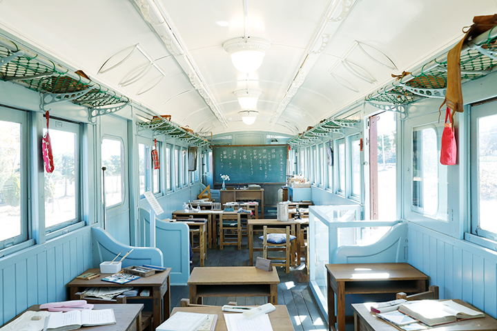 廣場上的火車內部再現了小托特所經歷的智江學園的世界