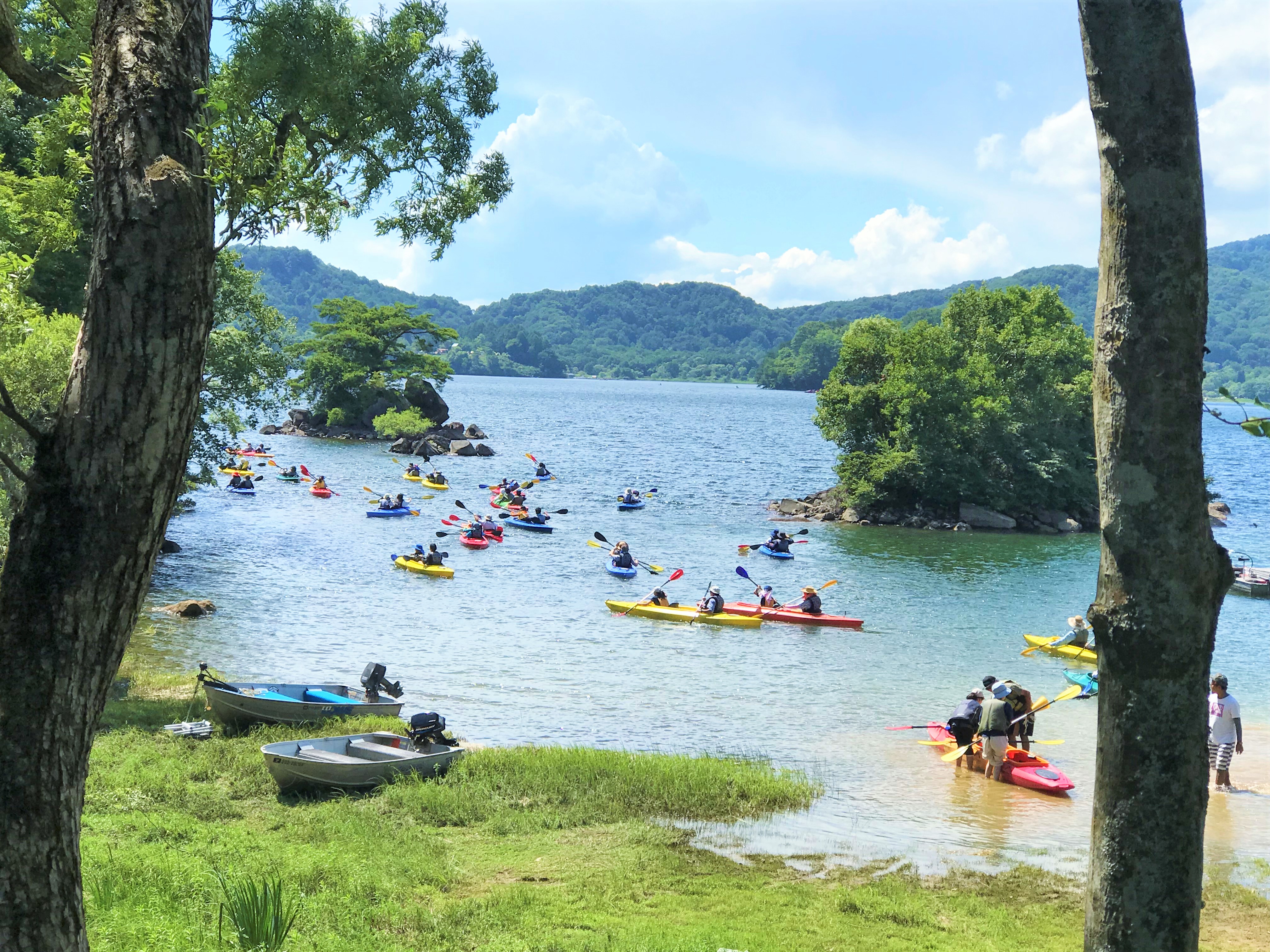 體驗原湖的碇潟湖體驗獨木舟，這裡聚集了超過40個小島