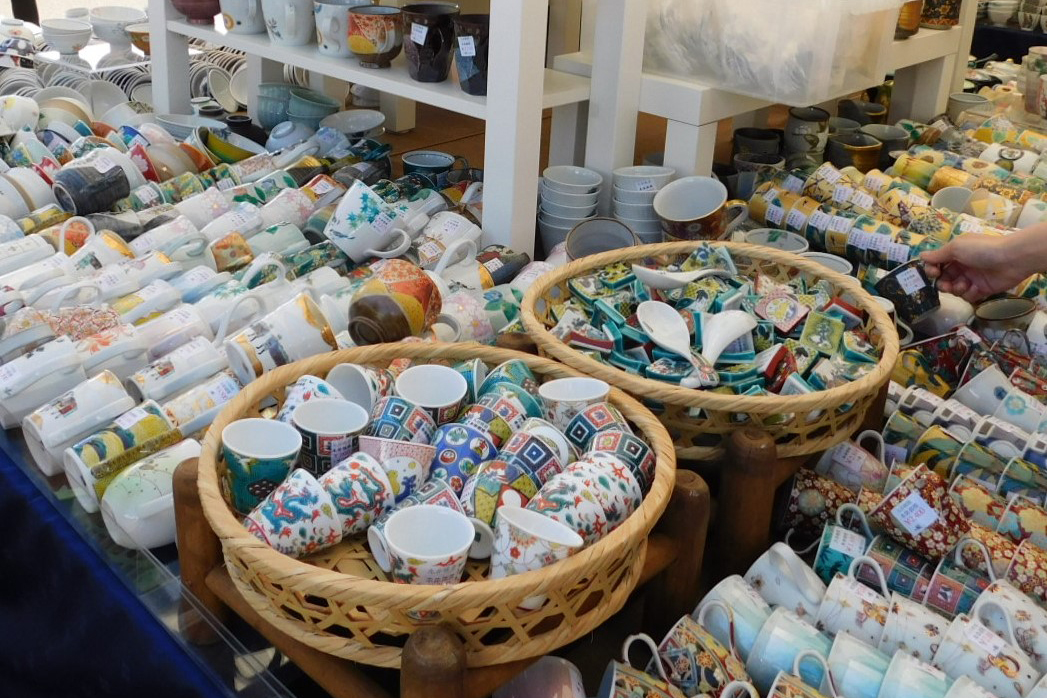  A wide variety of attractive Kutani-yaki porcelains, from gorgeous traditional patterns to pop designs