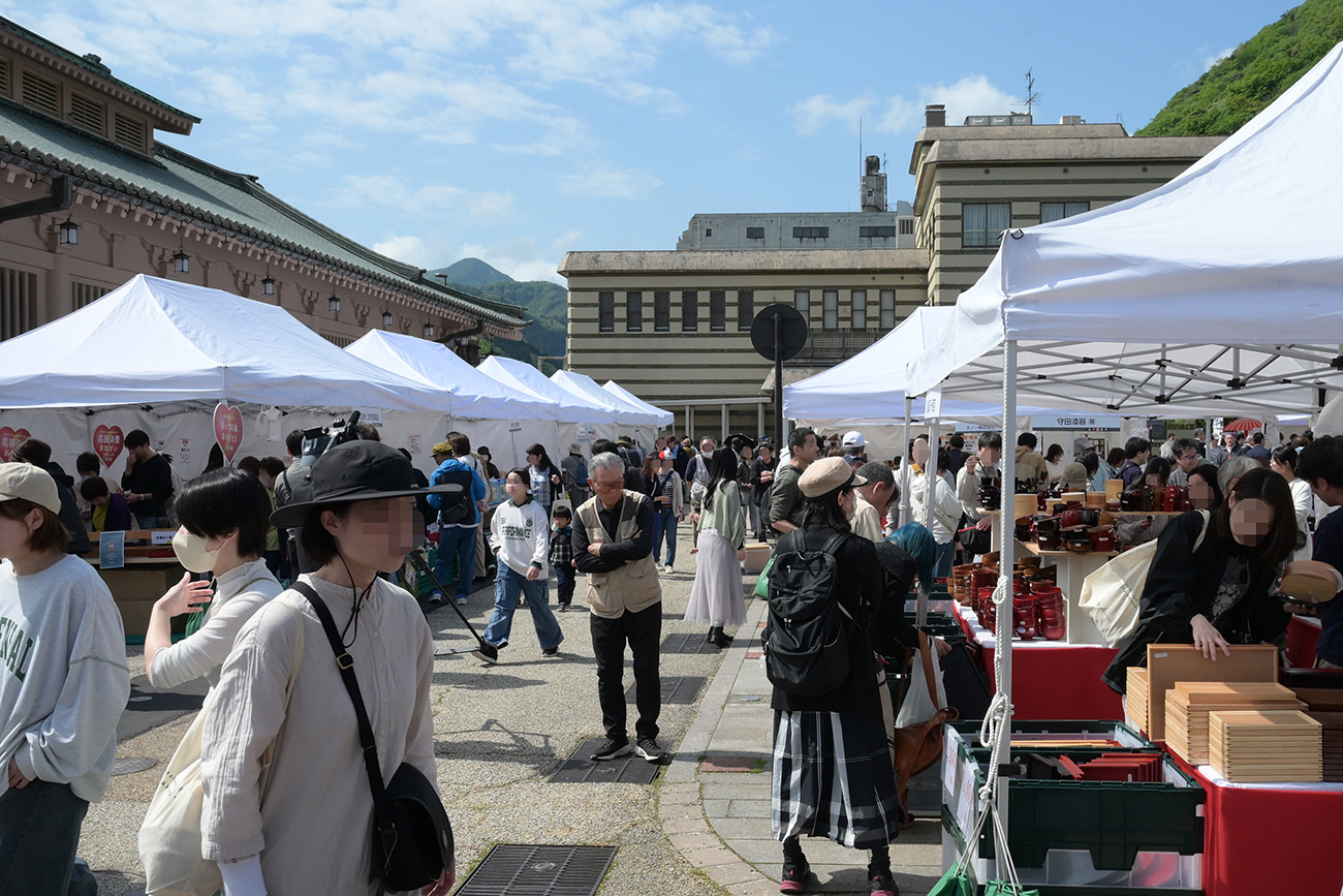  The bustling plaza in front of Kikunoyu