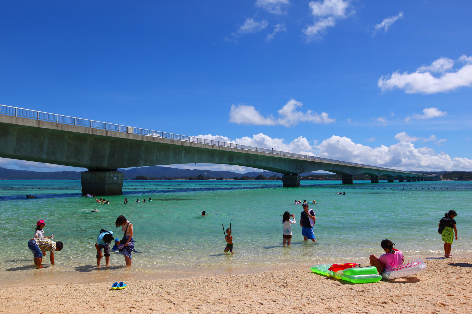 길이 3540m의 고우리 다리와 고우리 섬 해변