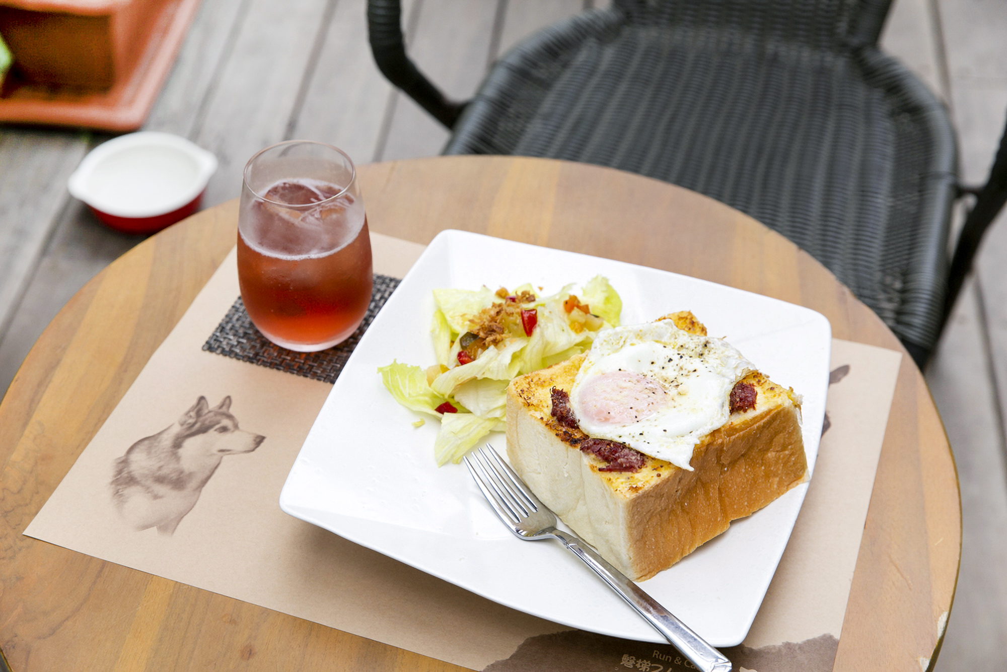 “拉普達平底鍋套裝”JPY1100。 厚切麵包上放著牛肉和荷包蛋