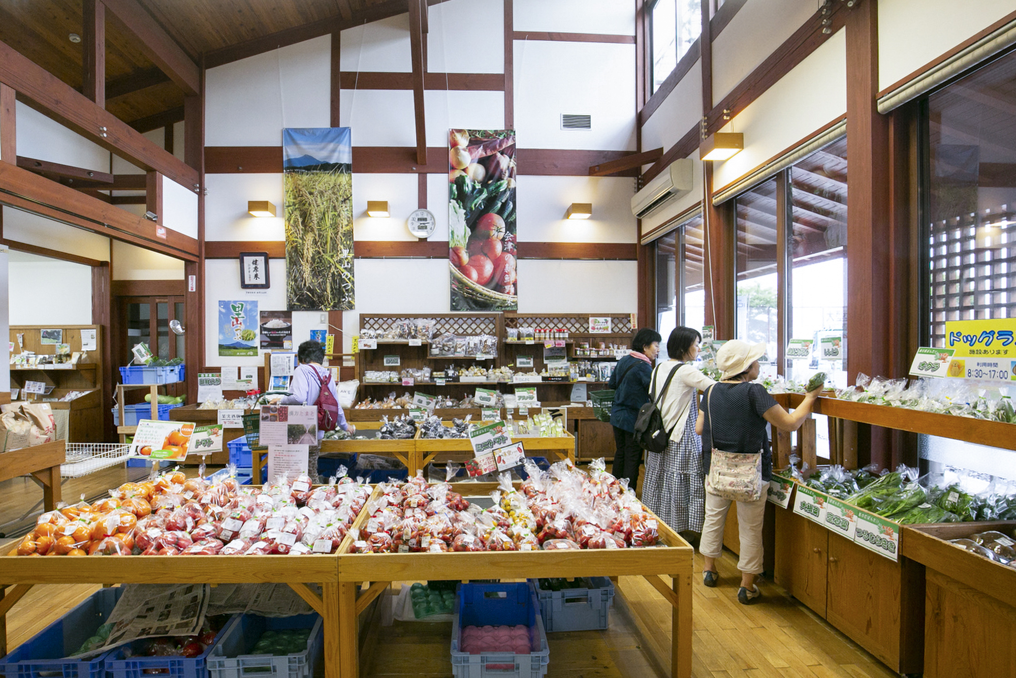 生產者直銷店，提供新鮮的當地蔬菜。 手工製作的小菜也很受歡迎