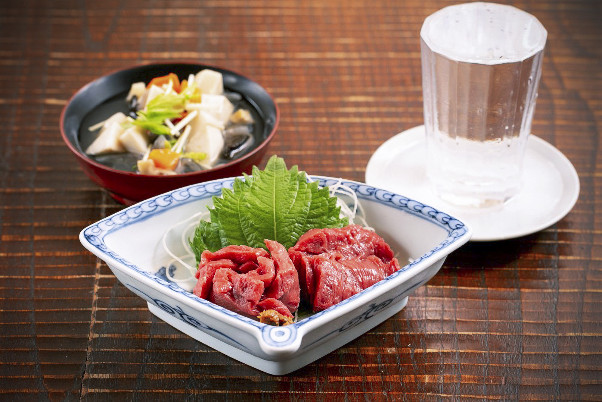 從正面看，「Kick Flying（櫻花刺身）」JPY1100「Kozuyu」500日圓