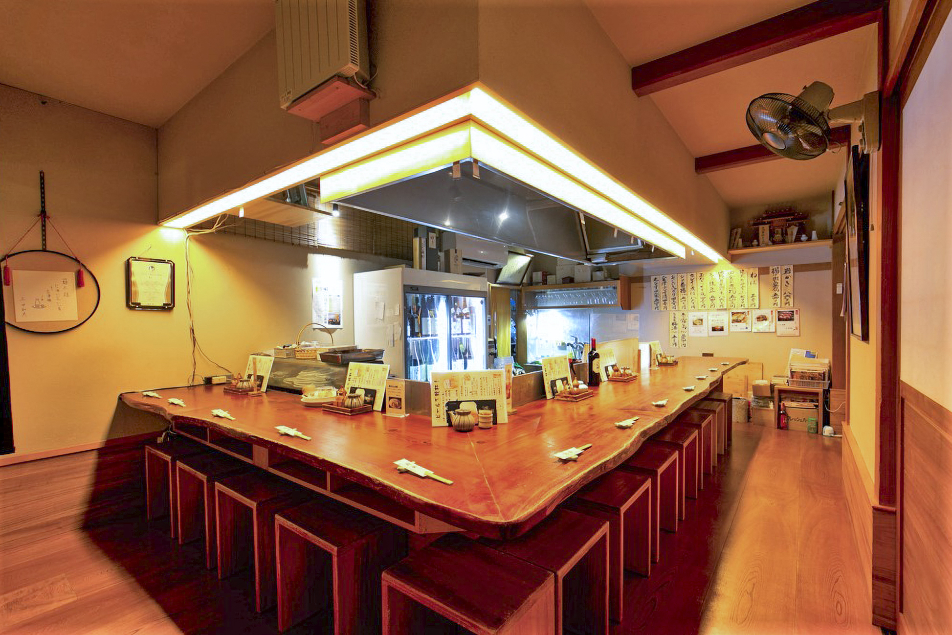 有獨立空間的吧台座位。 單人客人比較多