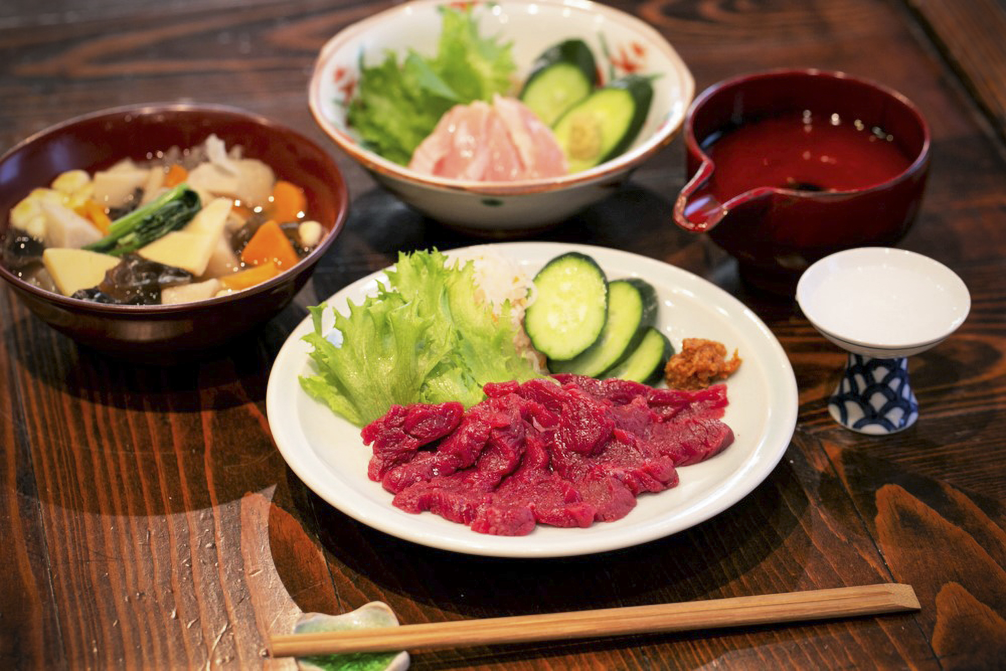 從正面順時針方向，「馬刺身」JPY1280「kozuyu」580日圓、「會津地雞鳥和醬」680日圓