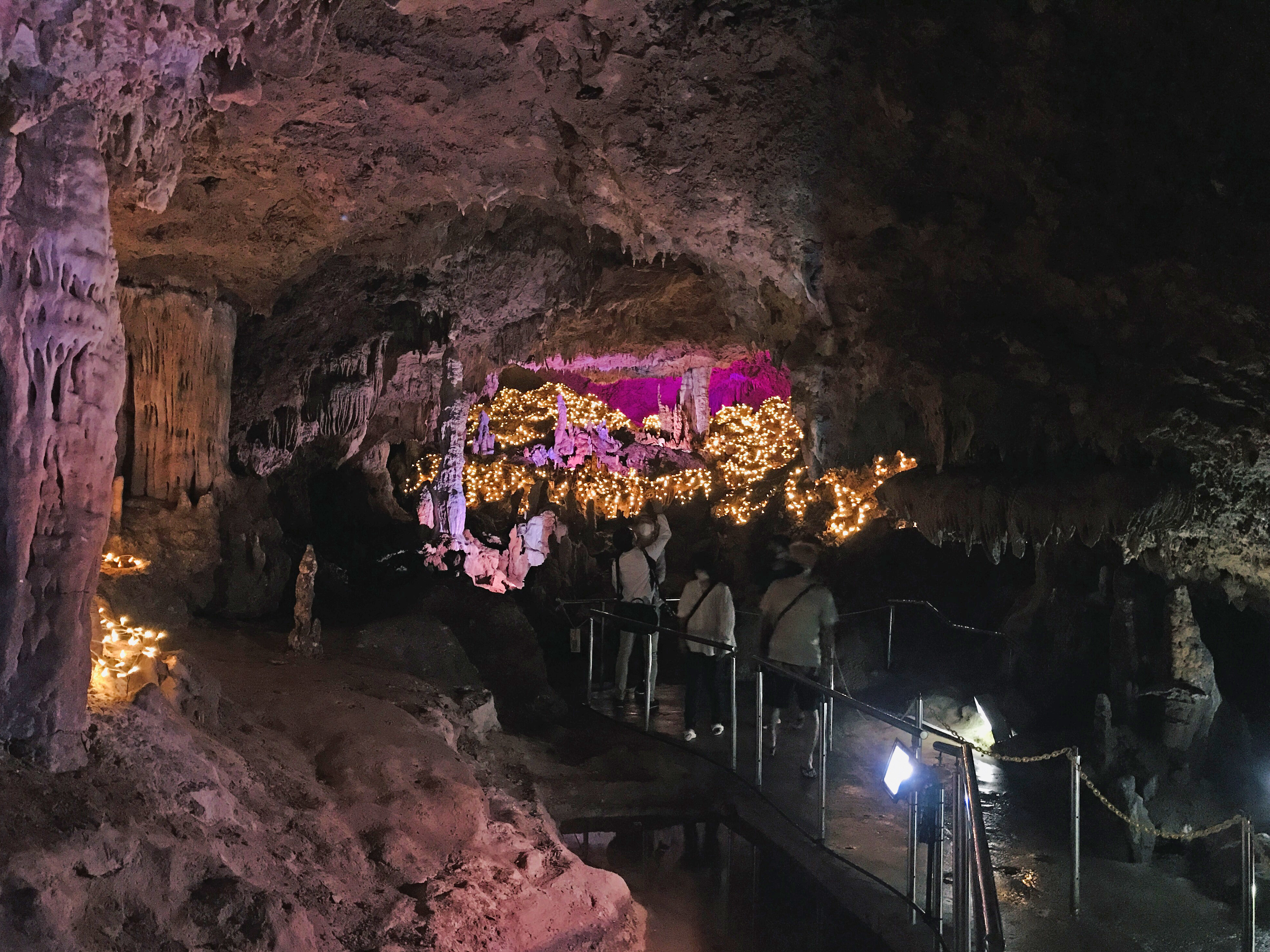 戲劇性的燈光讓人想起冒險電影中的場景