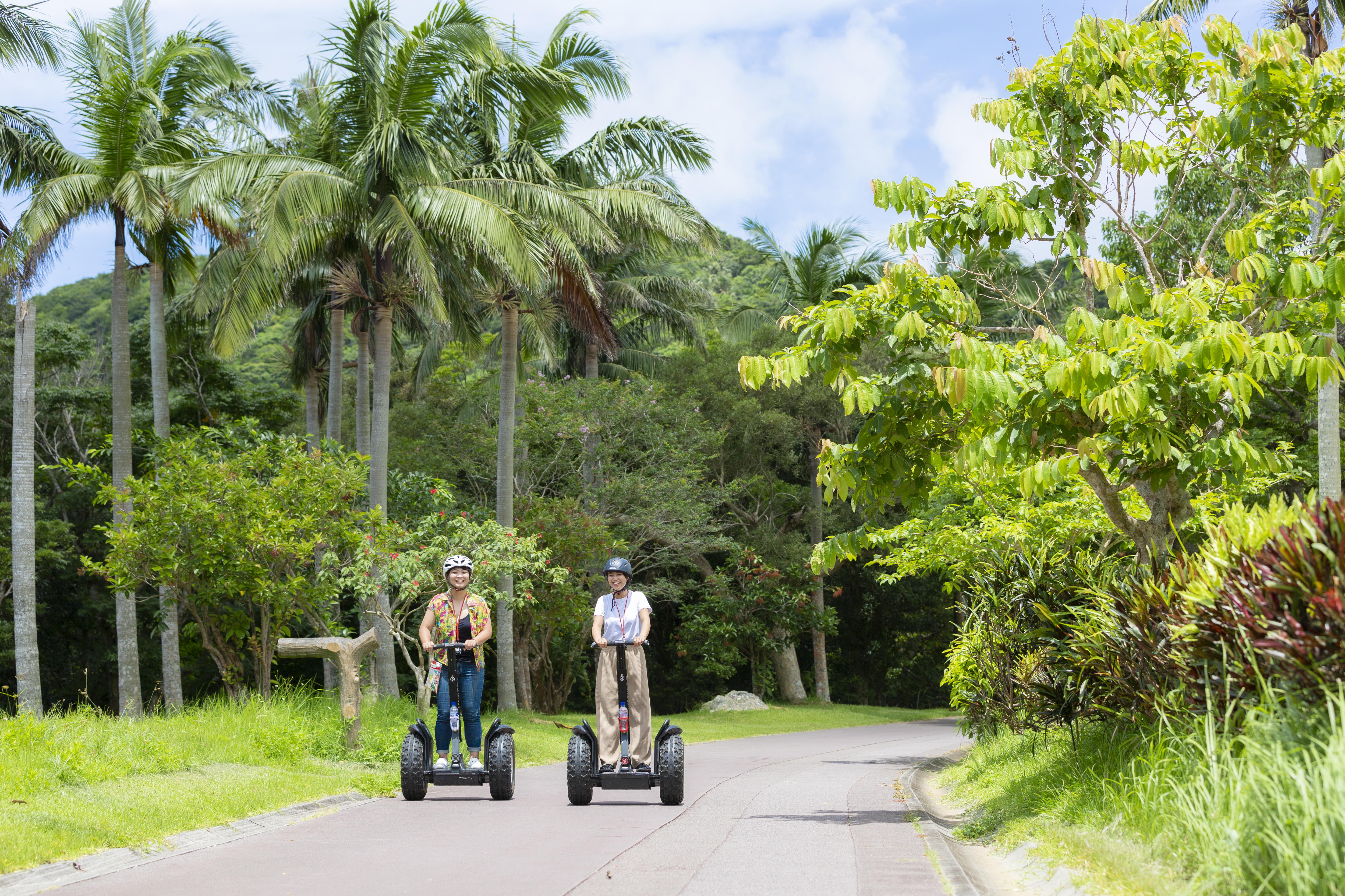 賽格威的最高時速約為 20 公里/小時。 速度會根據參與者的節奏進行調整，因此您可以放心。