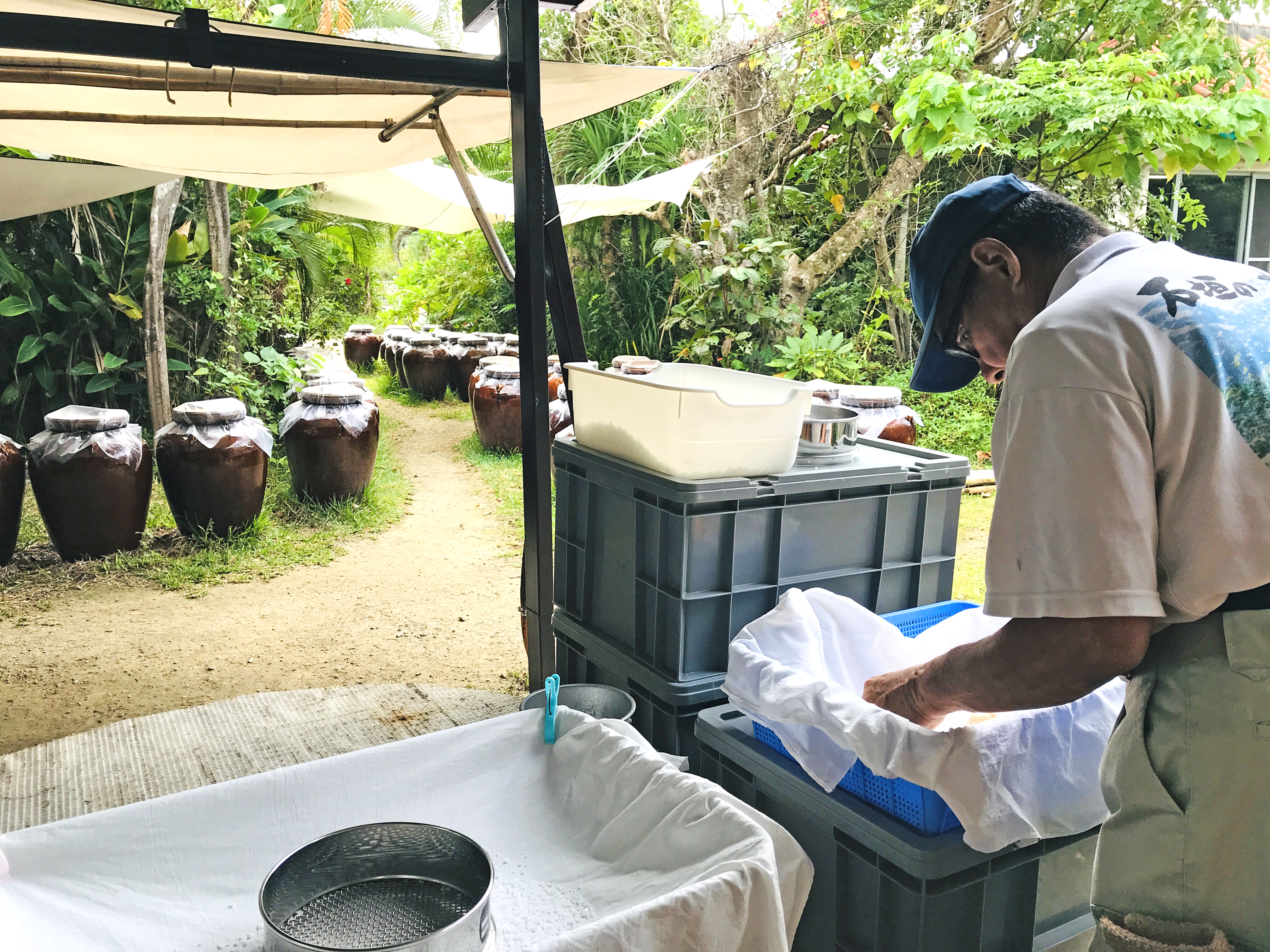 工匠們手工對鹽晶體的大小進行分類。 晴天可以看到工作風景（9：30-14：00左右）