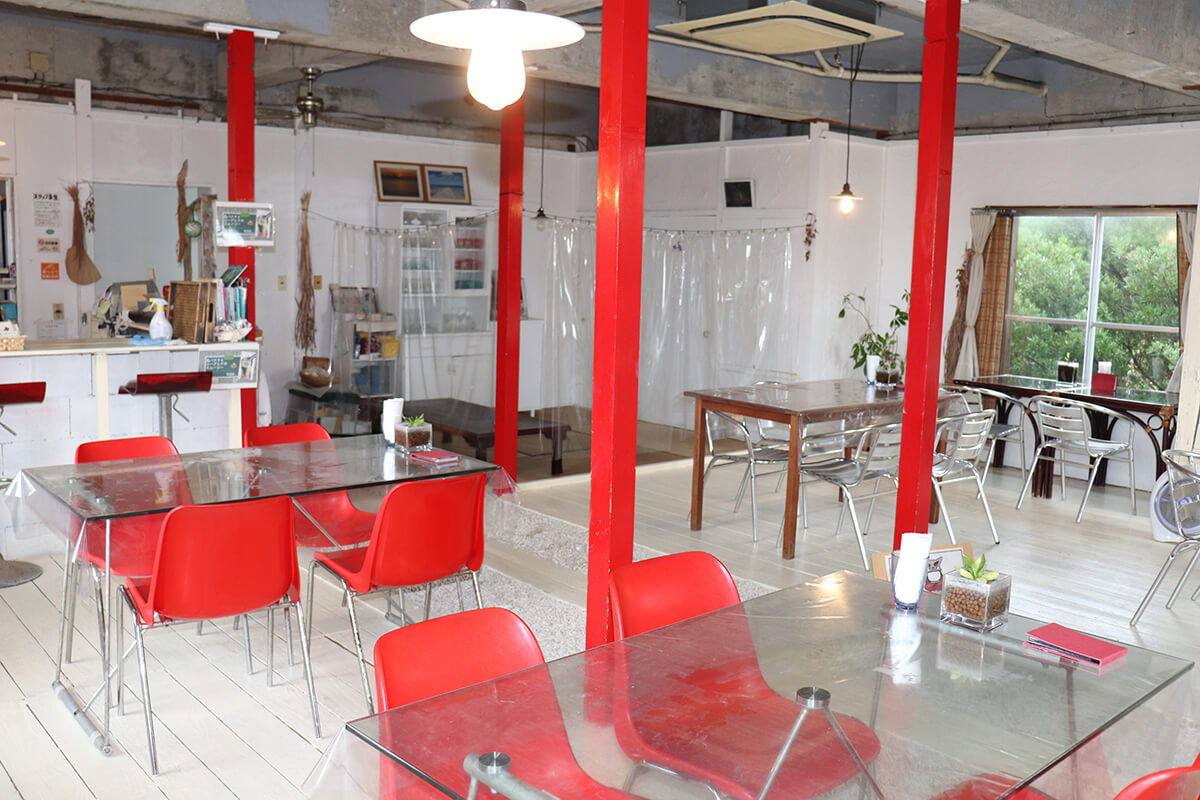 店內以白色為基調，以紅色為點綴。