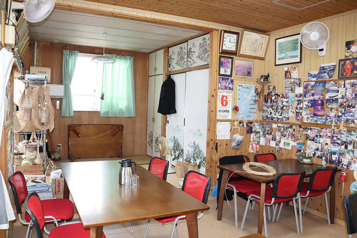 店內裝飾著顧客的照片，傳達出多年來深受喜愛的旅館的溫暖