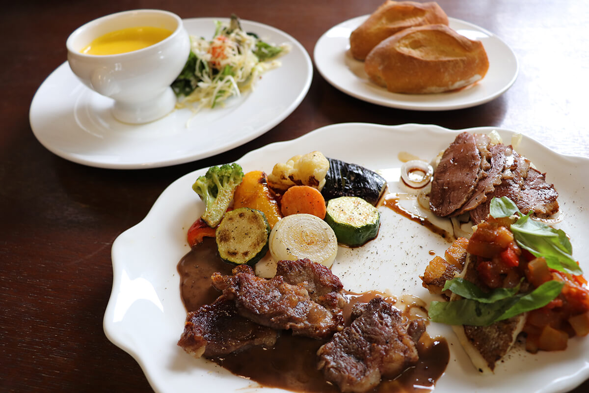 「一盤午餐」（JPY1800），包括肉、魚、蔬菜、湯、麵包、咖啡或茶。