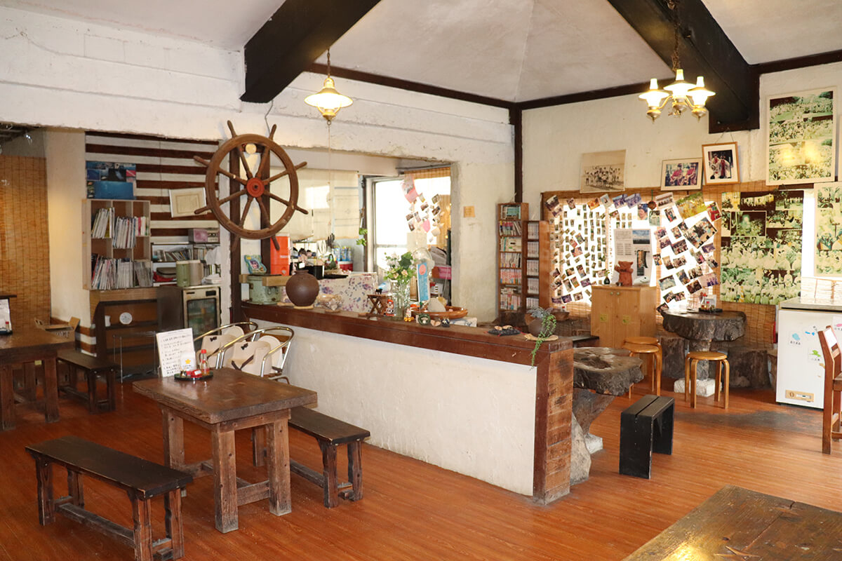 店內擺放著用「Yarabo」木頭製作的桌子