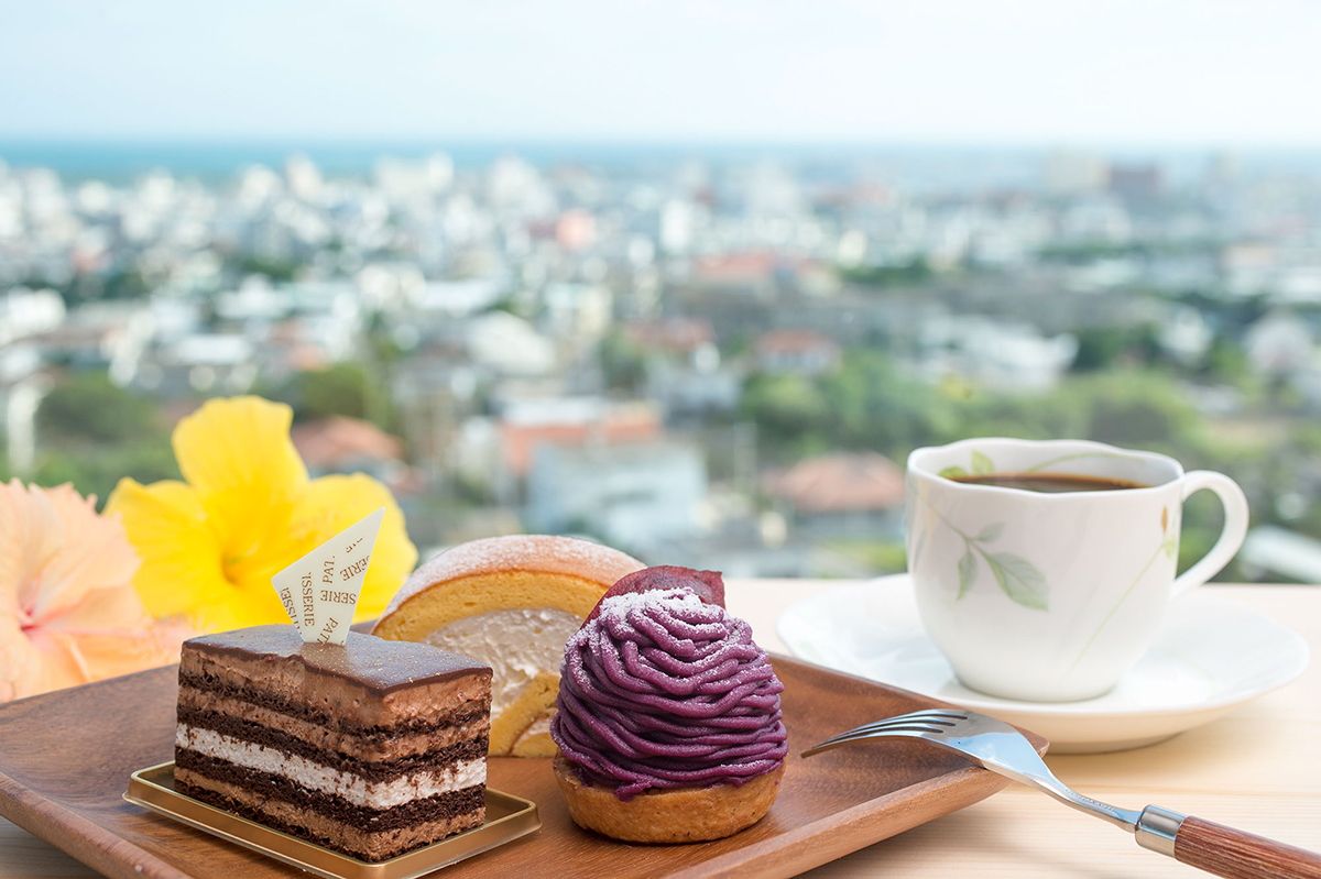 從左到右：「巧克力香蕉」480日圓、「卷蛋糕舒芙蕾」270日圓（1切）、「紅薯栗子蛋糕」400日圓