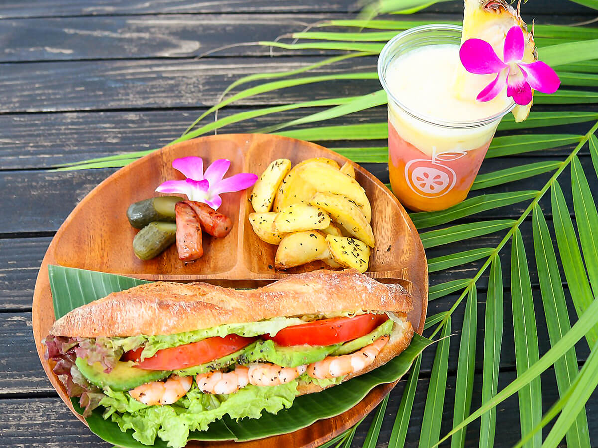 「蝦和酪梨三明治」JPY1300和今天的熱帶混合果汁（鳳梨、番石榴、芒果）750日圓 *因季節而異