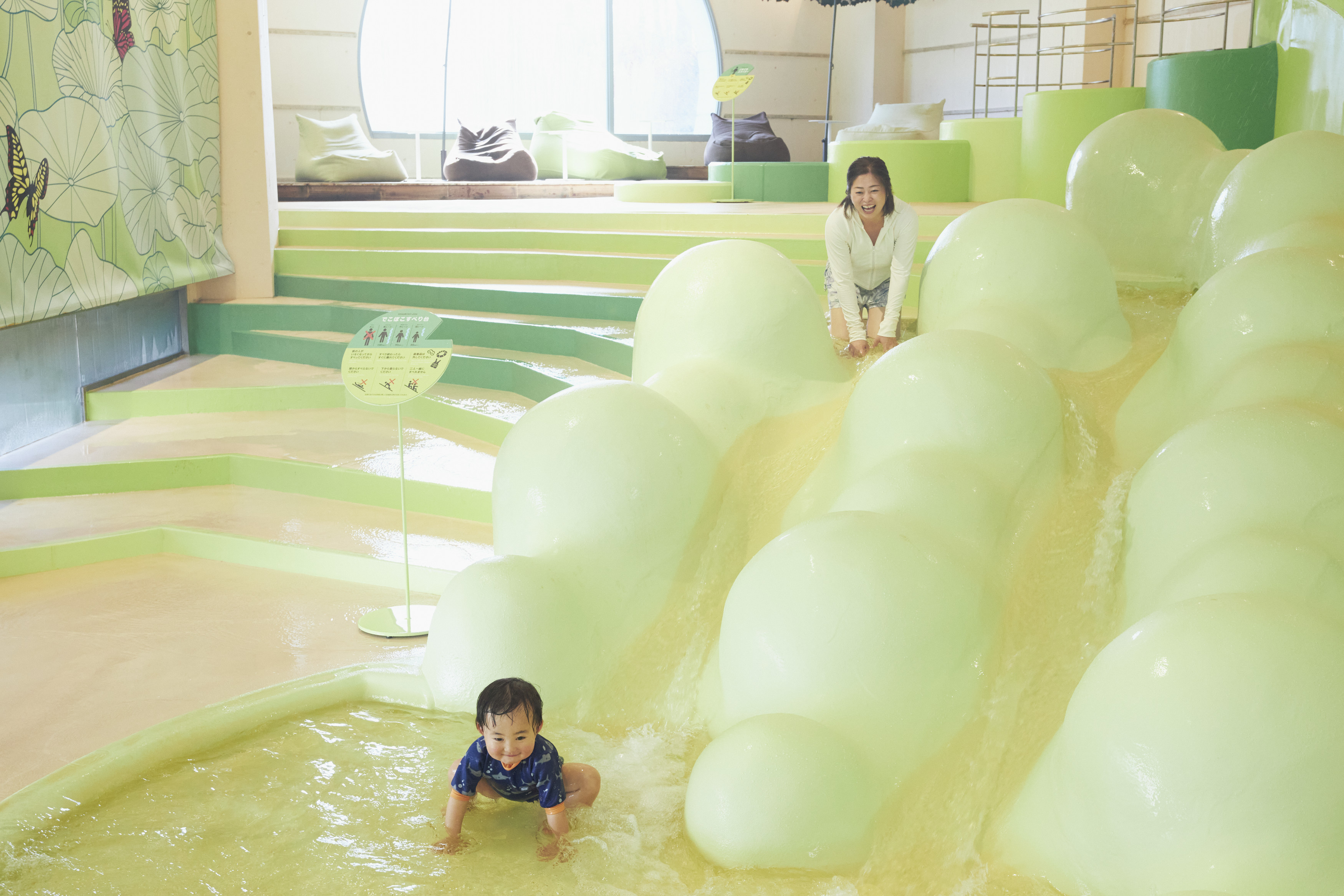 熱愛泳池的敦喜歡“顛簸滑梯”，重複了10多次。