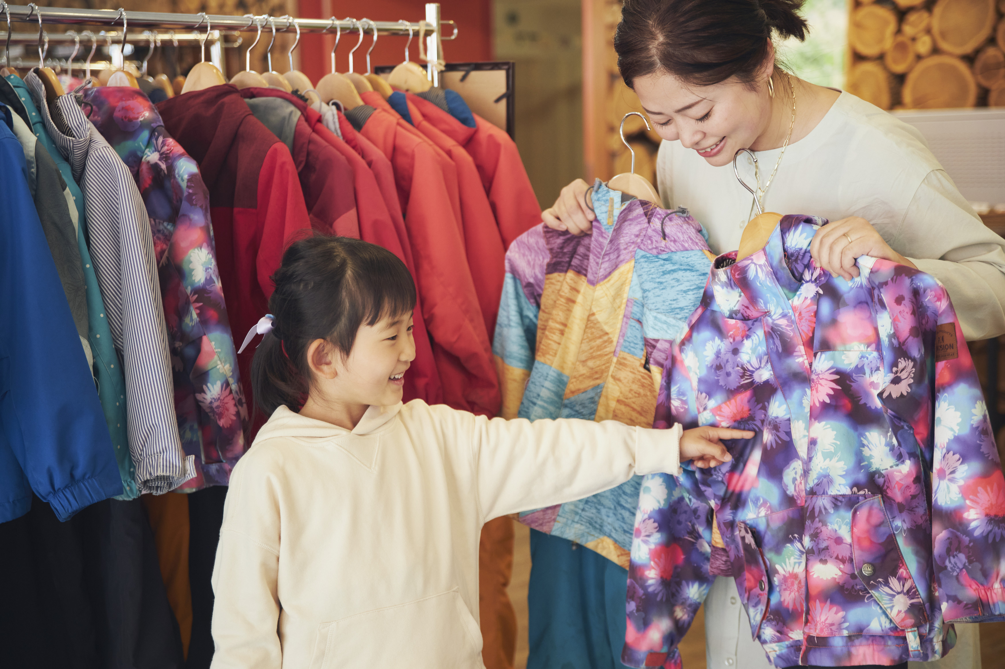 有多種尺寸可供選擇，從嬰兒 80 公分到成人 3 公升。 空間後面還有更衣室。