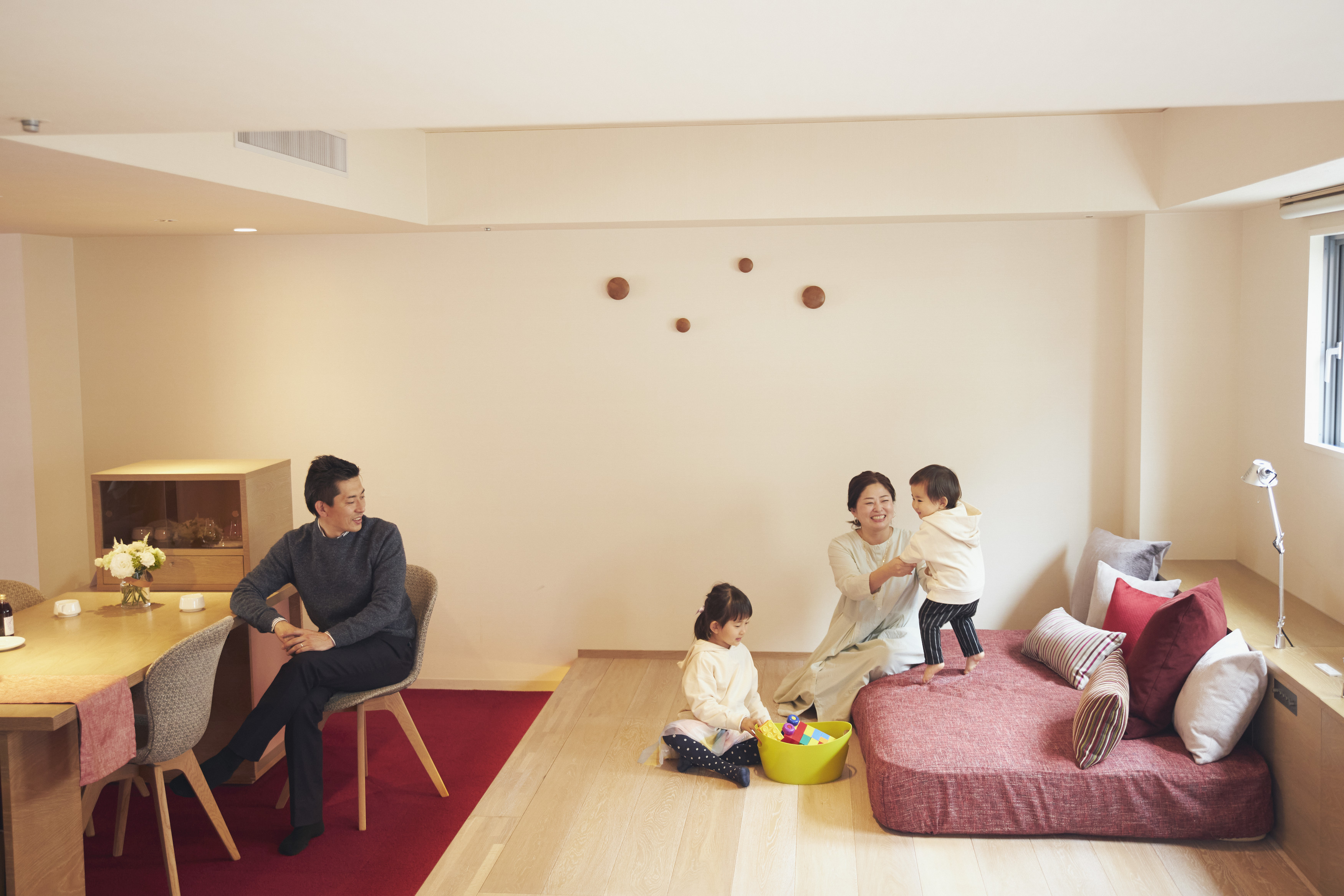 利用階梯分區有效地創造出帶有露臺的空間（沿著甜椒小路 Piment Street）