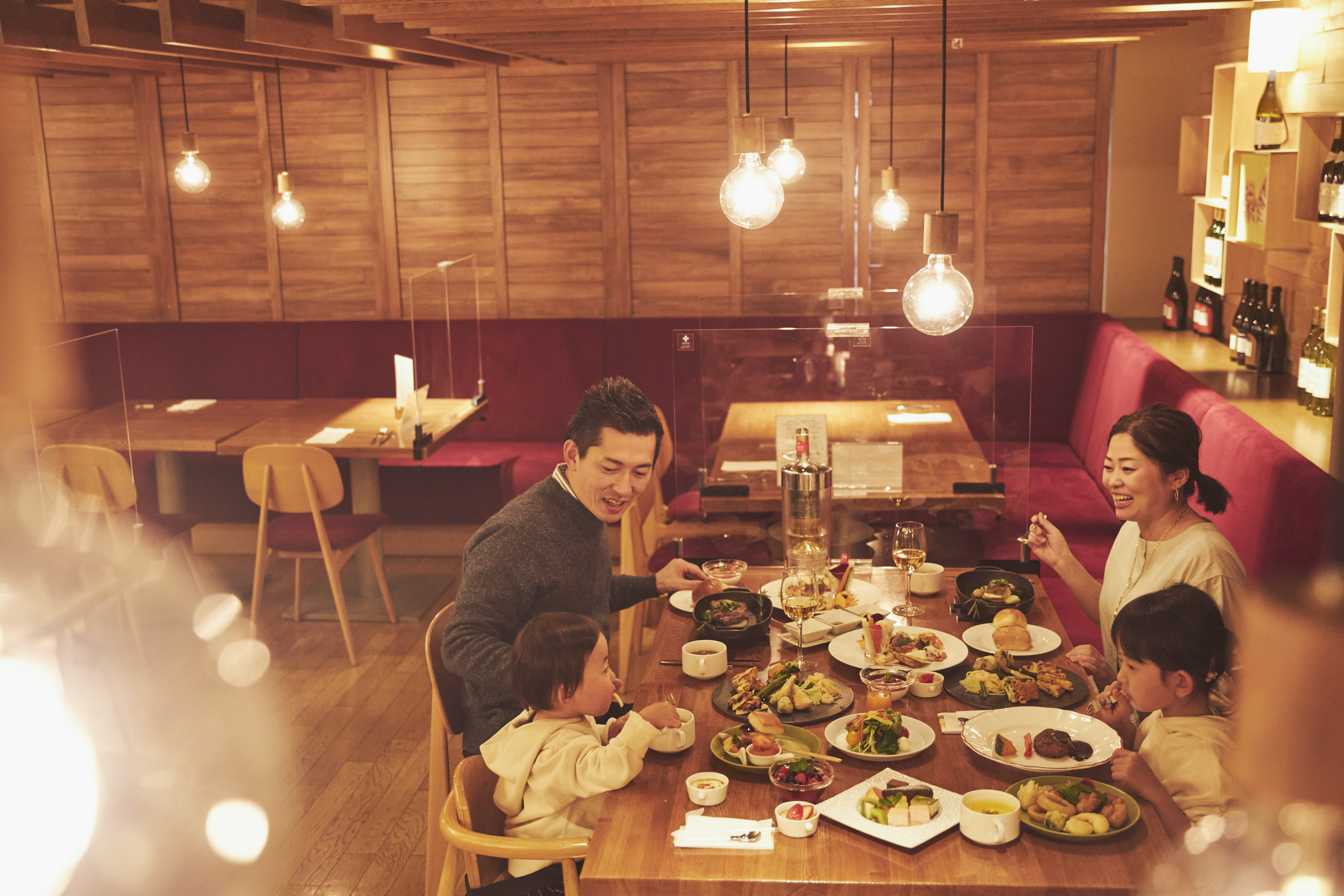 除了她最喜歡的漢堡之外，千尋醬還用新鮮蔬菜將裝飾物壓平。