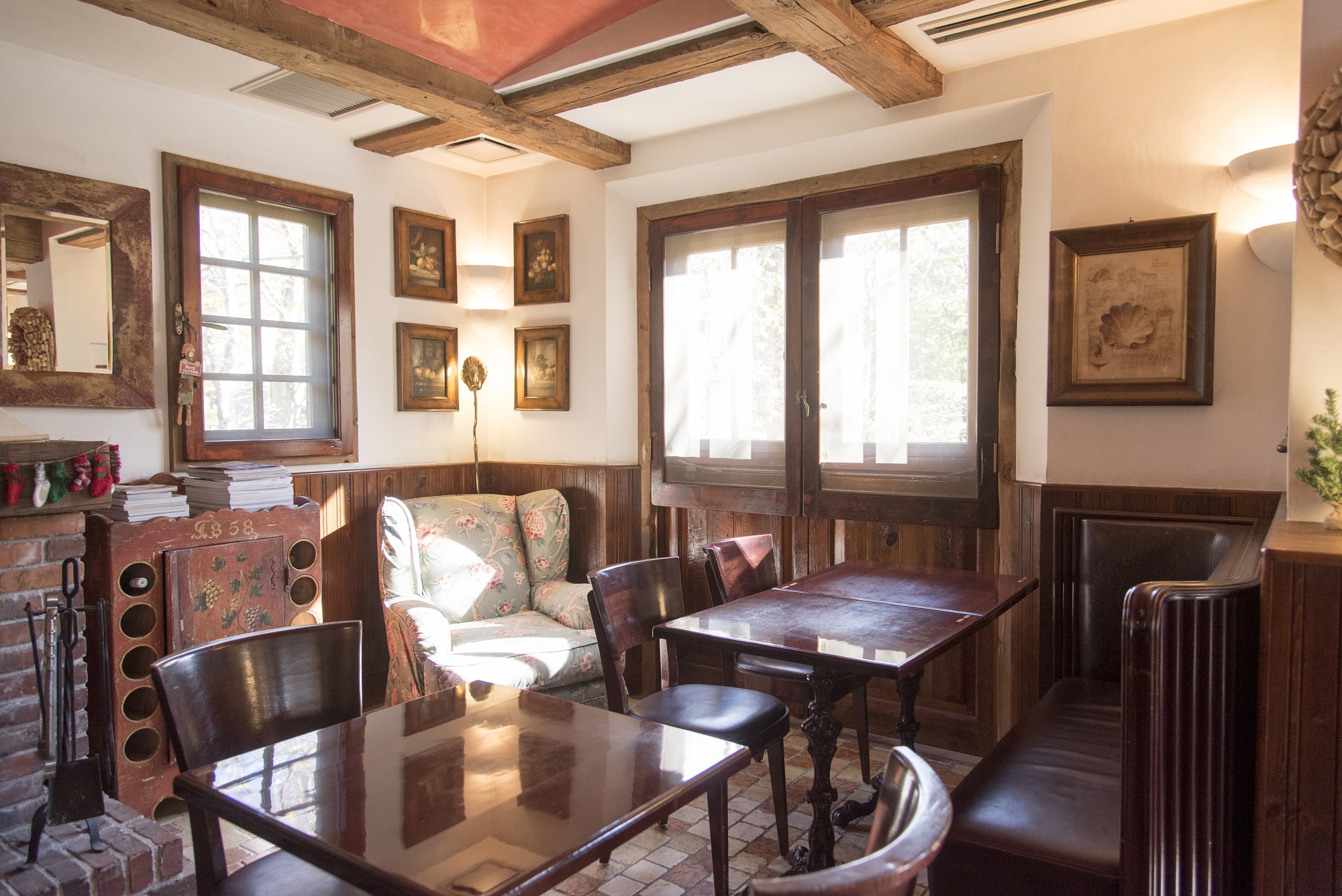 店內的靈感來自義大利鄉村的農舍。 古董環繞，別緻的氛圍