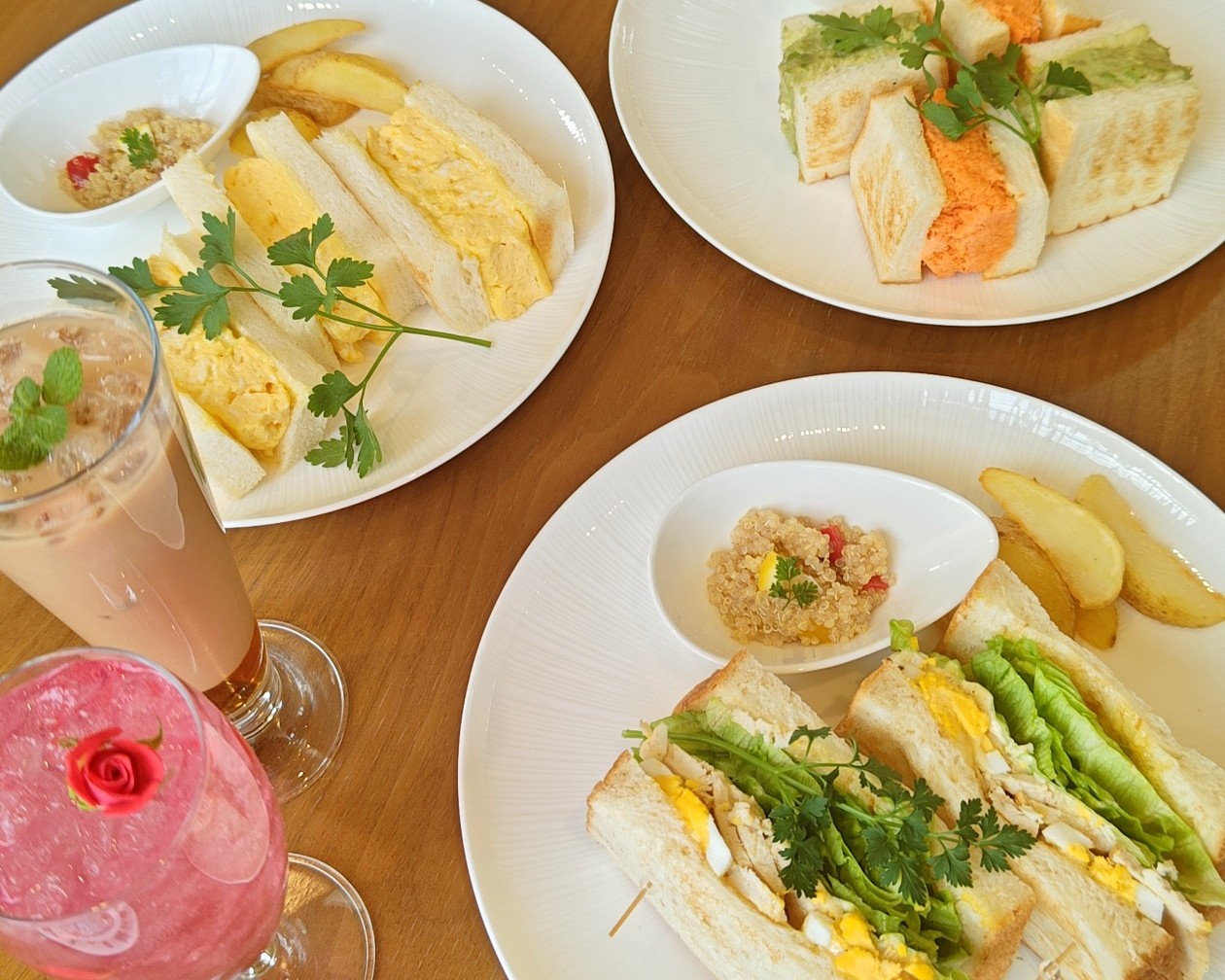 "It's the one of the natural fertilized egg and, book sandwich" 1540 yen, "smoked chicken ham sandwich" of 1540 yen and "Nishiki sandwich" of 1470 yen (each, including tax)