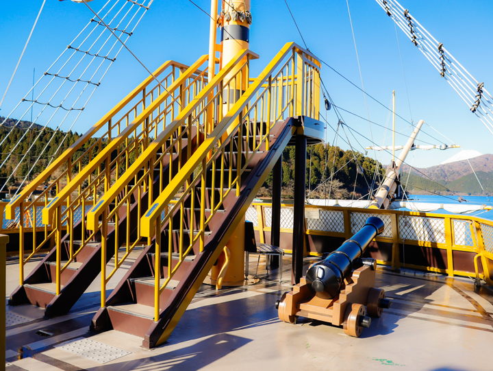 "Victory" cannon in a deck. It's pleasant what kind of photograph can be taken.