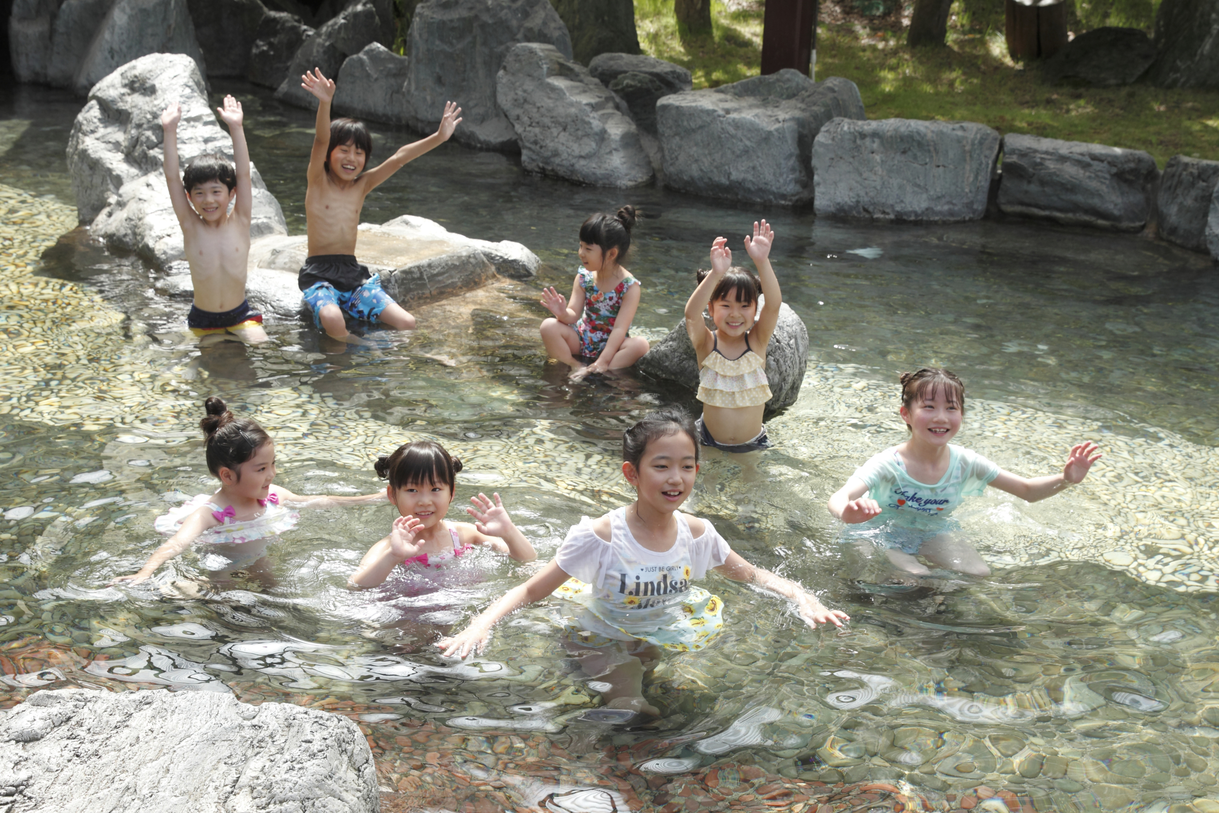 在大型露天溫泉池中，請穿著泳衣或泳衣。 此外，還有陶瓷浴場、男女分開的木曾日之木露露天溫泉場，以及天然石材露天溫泉