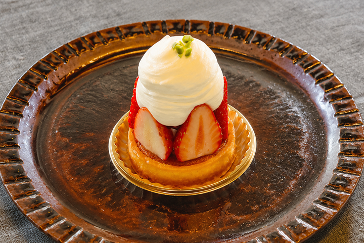  “Tarte Rouge,” featuring a beautiful cross-section of locally grown strawberries—650 yen