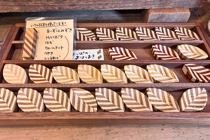 "NARAYA CAFE" table tableware of a wooden chopstick rest can also be bought at this store of establishing as an annex.