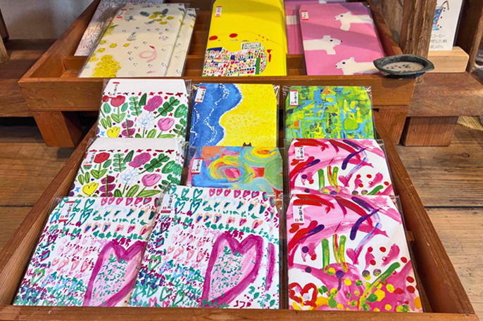 A multicolored pretty POCHI bag of 330 yen