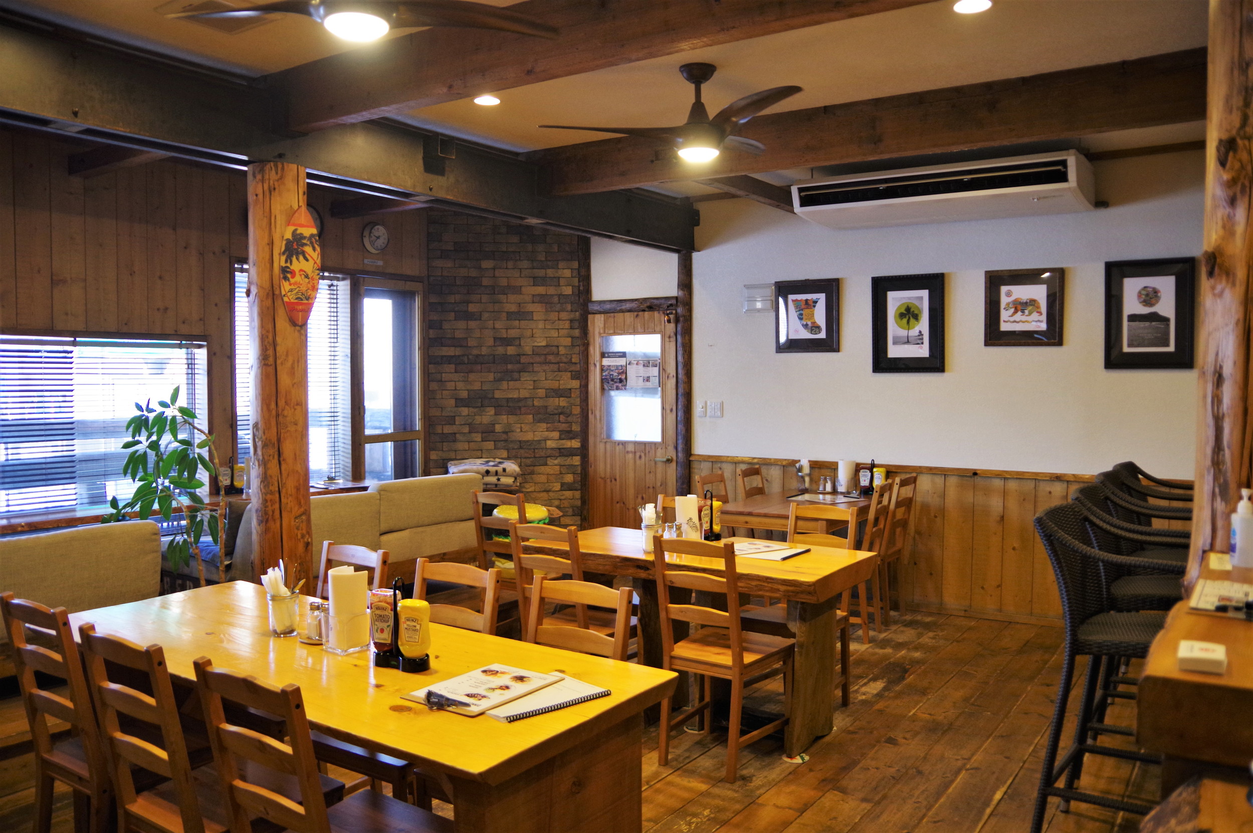 餐廳的內部靈感來自夏威夷的開放氛圍。 靠窗的沙發座位很受歡迎