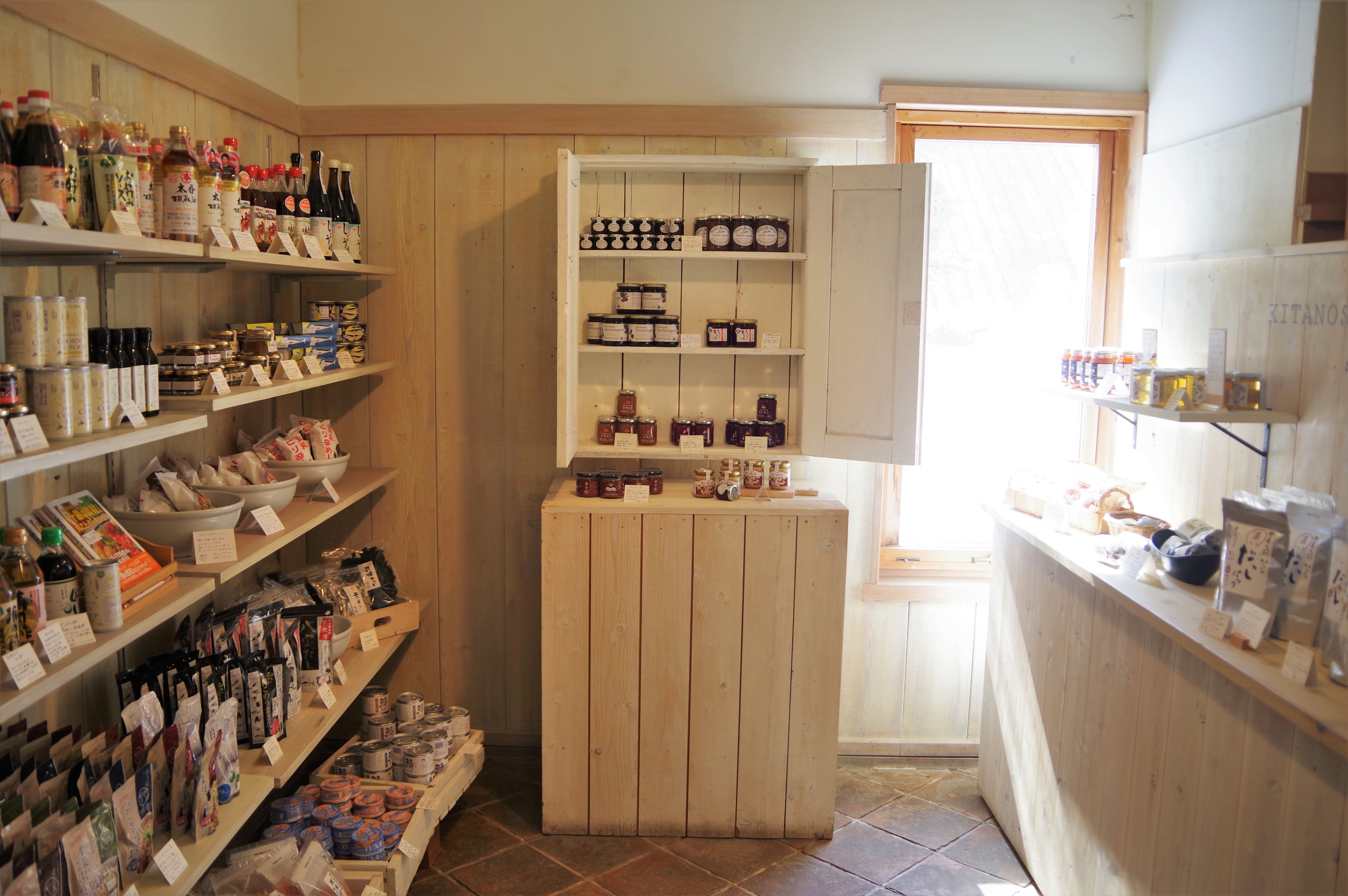 咖啡館入口處的銷售區。 有機調味料等各種商品引人注目