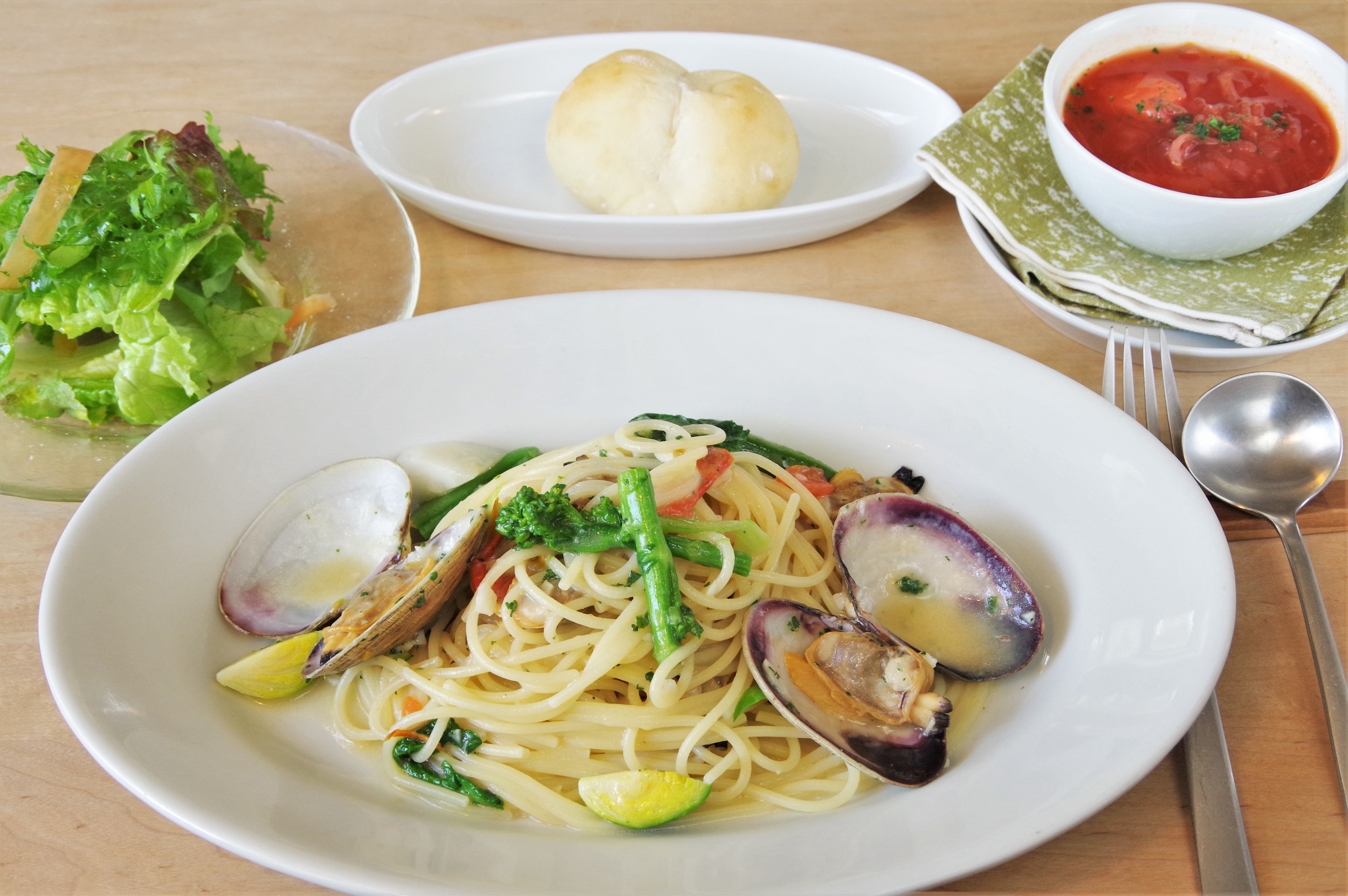 「今天的義大利麵~蛤蜊和春菜白葡萄酒醬義大利麵~（附麵包、沙拉和湯）」JPY1760