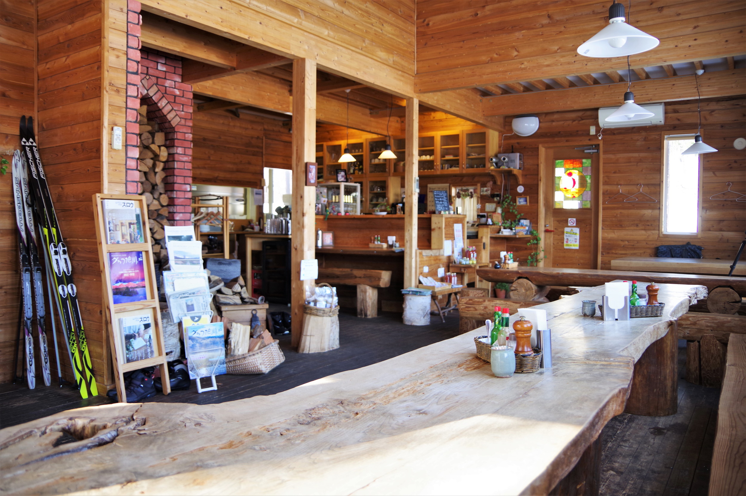 店內壁爐的椅子、桌子和木柴，有些都是用這片區域砍下來的木頭做的。