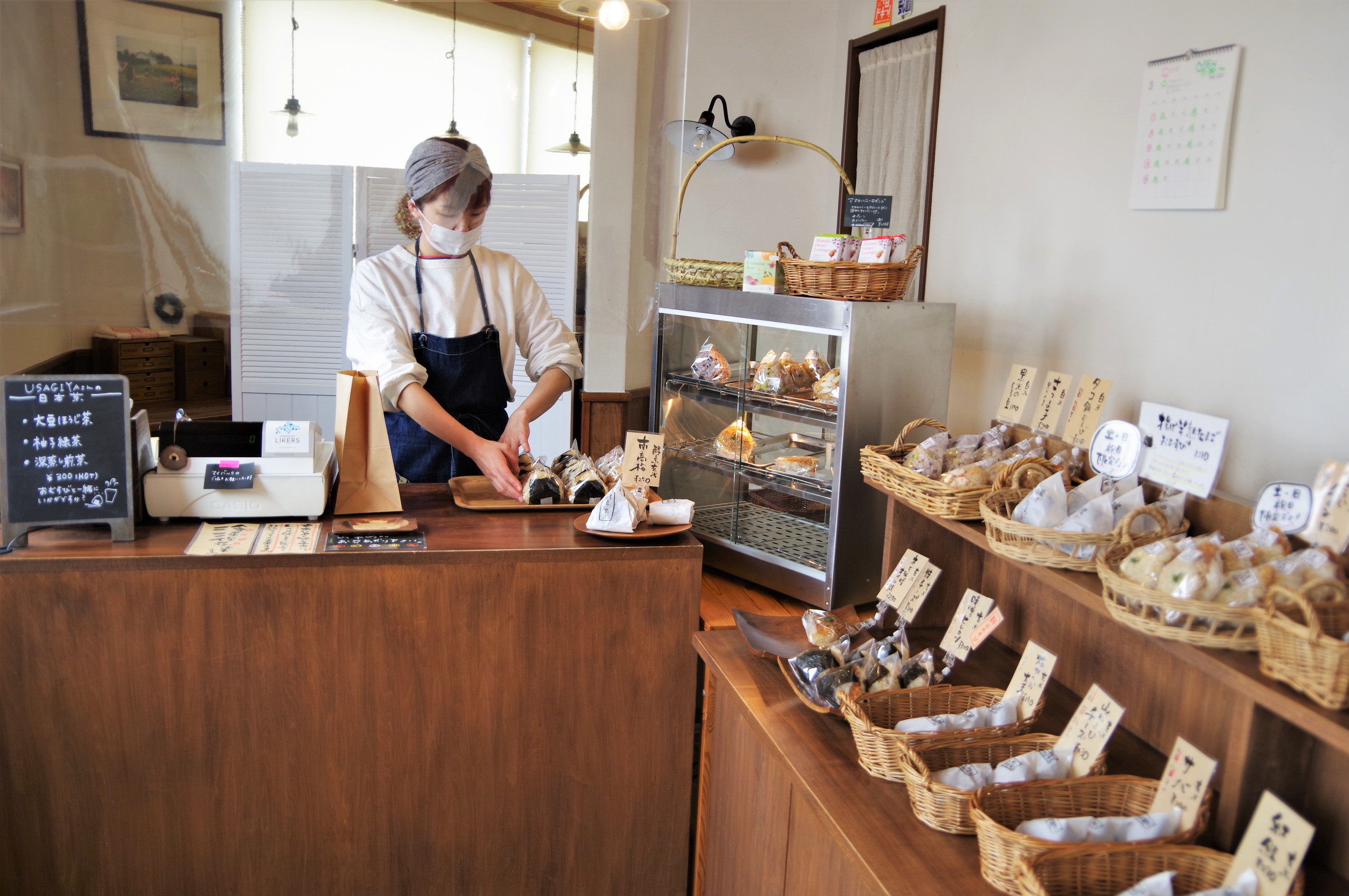 店內沒有飲食區，只有外帶。 除了炸半熟蛋飯糰外，也可以預訂。