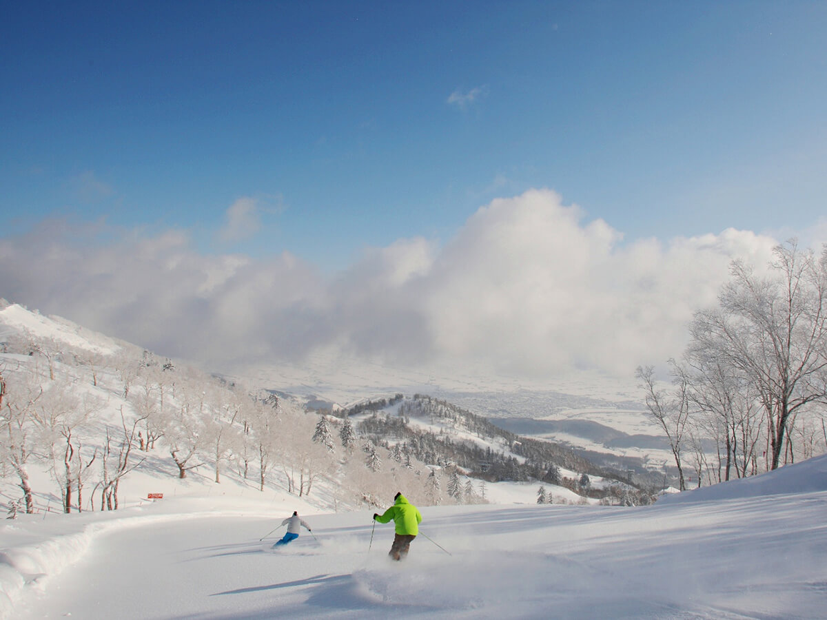 平均坡度約為15度，初學者和初學者都可以輕鬆享受滑雪。