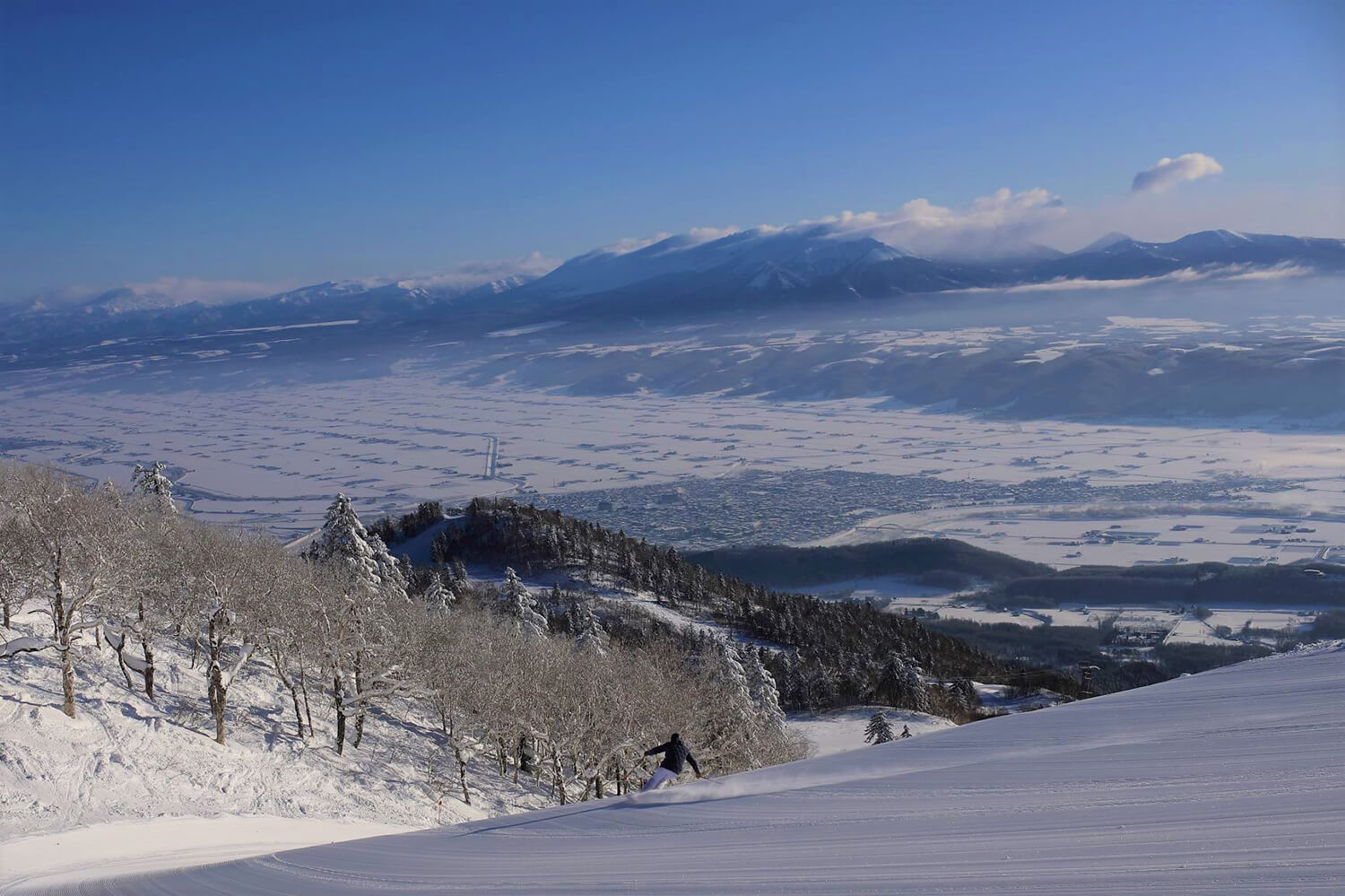 可以遠眺大雪山山脈和十勝山，欣賞壯麗景色的滑雪場
