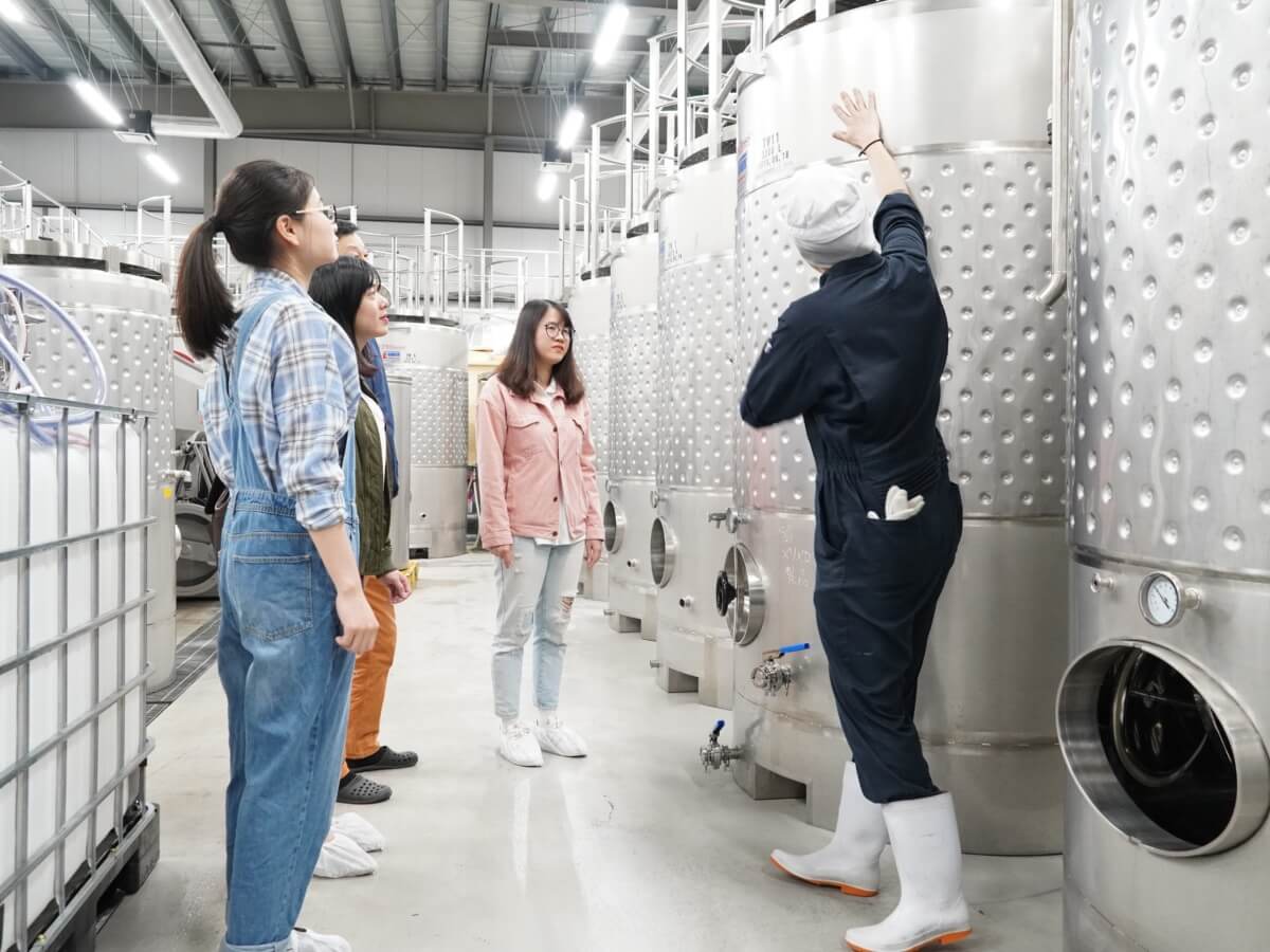 你可以一邊參觀啤酒廠，一邊聽工作人員的解服務人員說