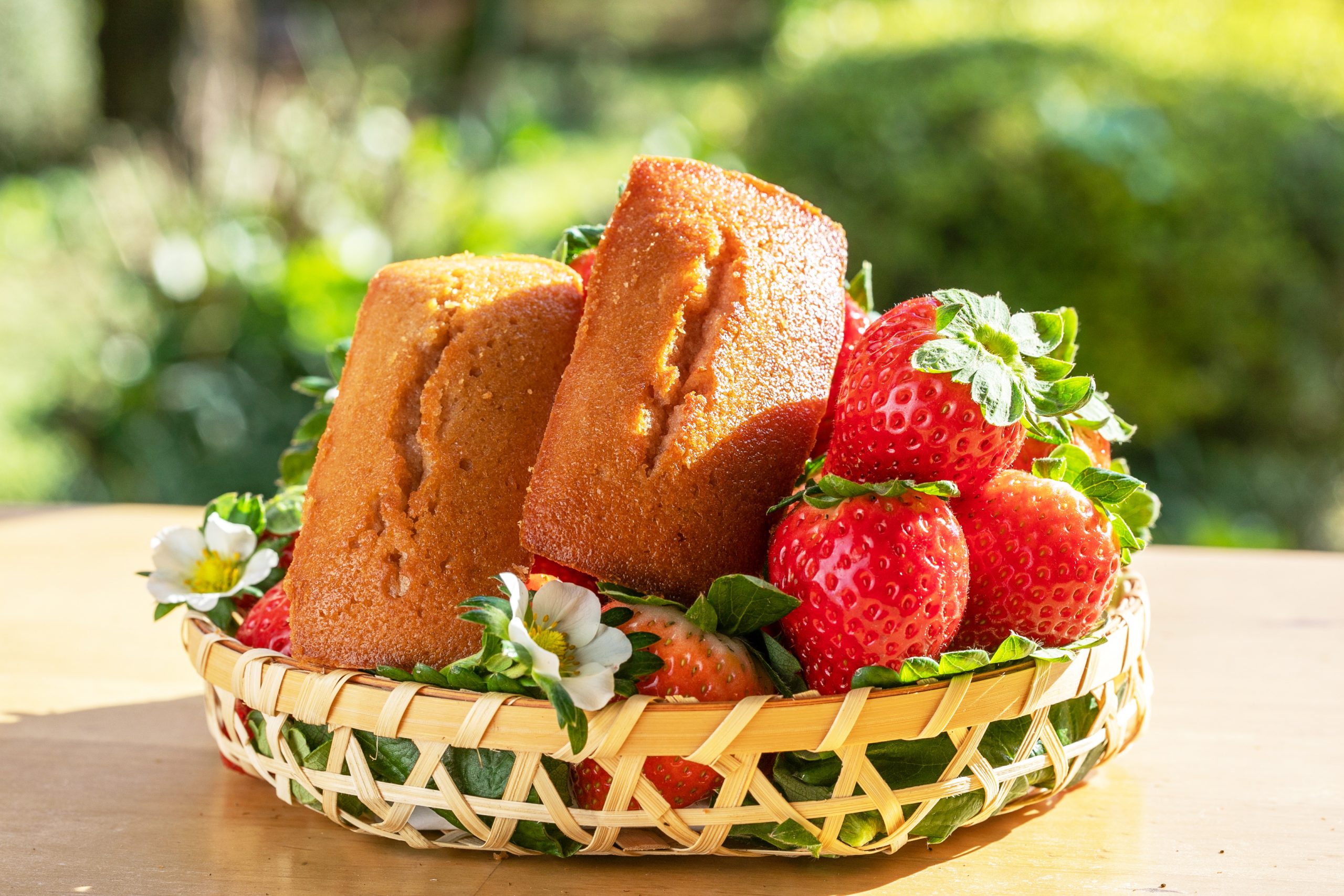 "6 pieces per package of financier of strawberry" 1740 yen (290 yen for 1)