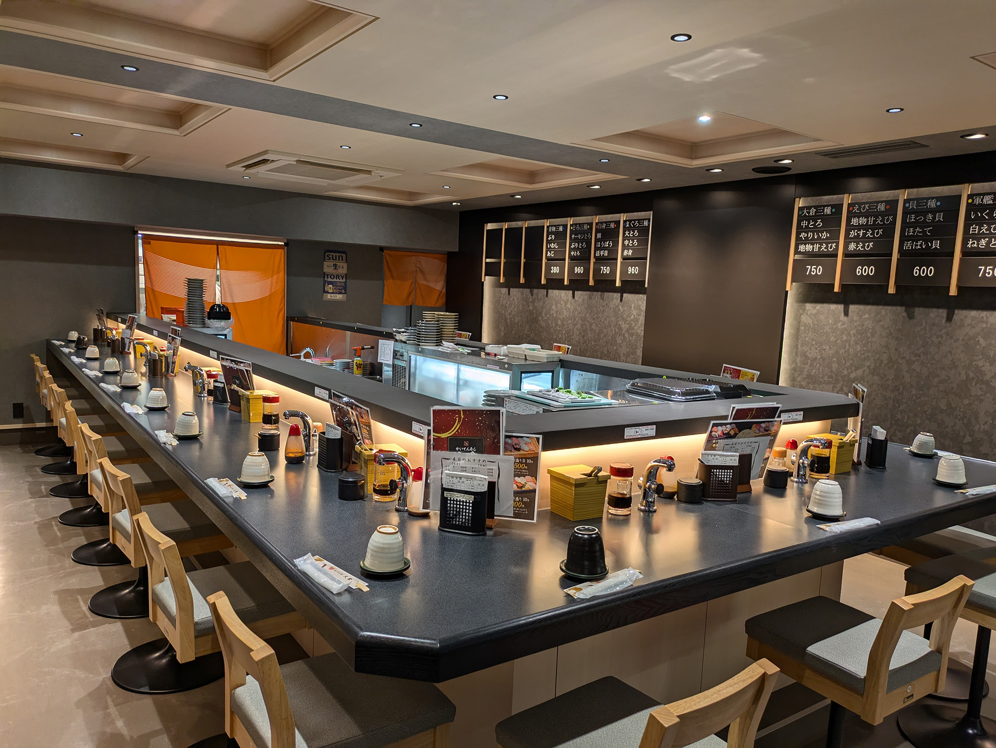  There is only a counter inside the restaurant. Cheerful chefs welcome you.