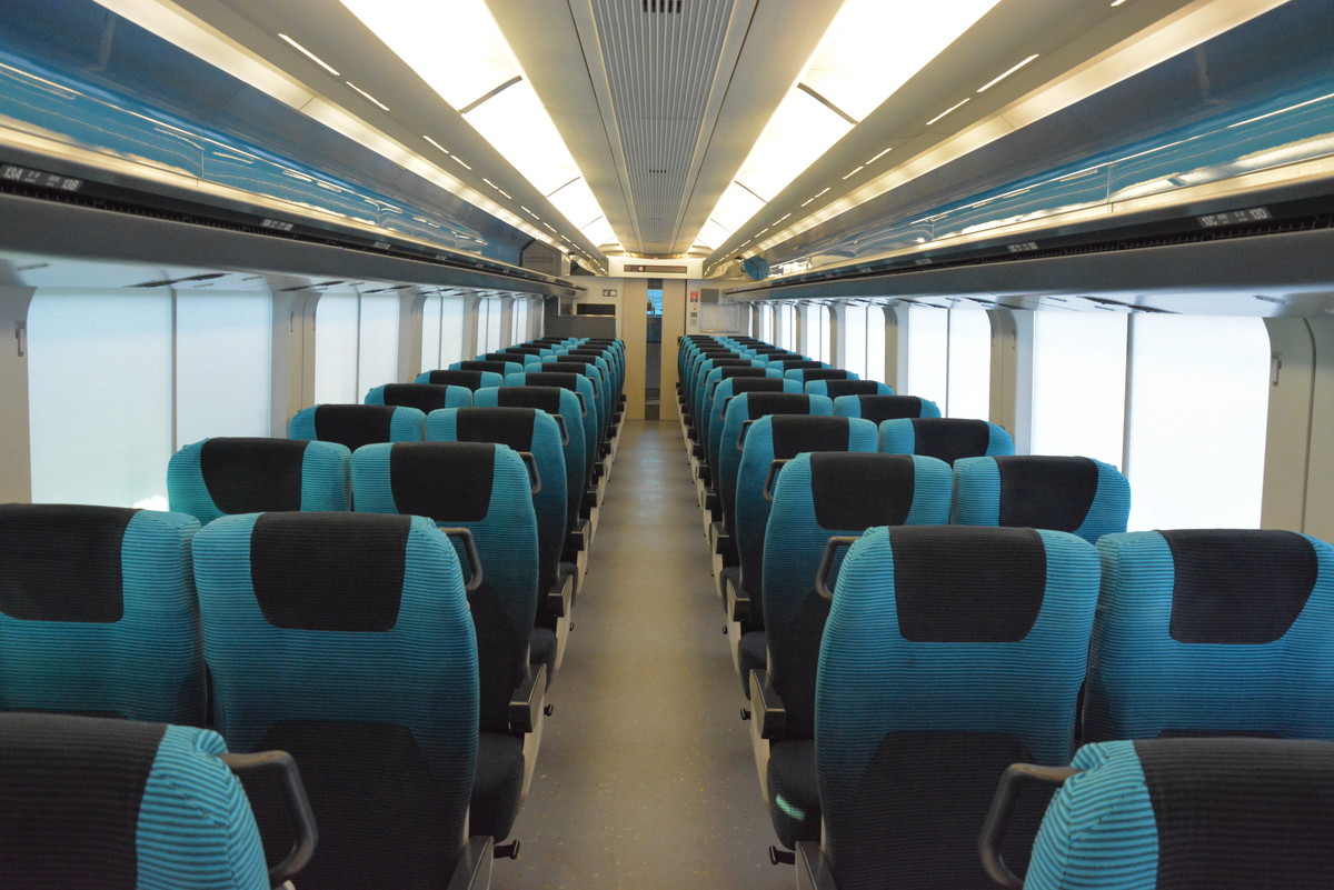 清新優雅色彩統一的普通車