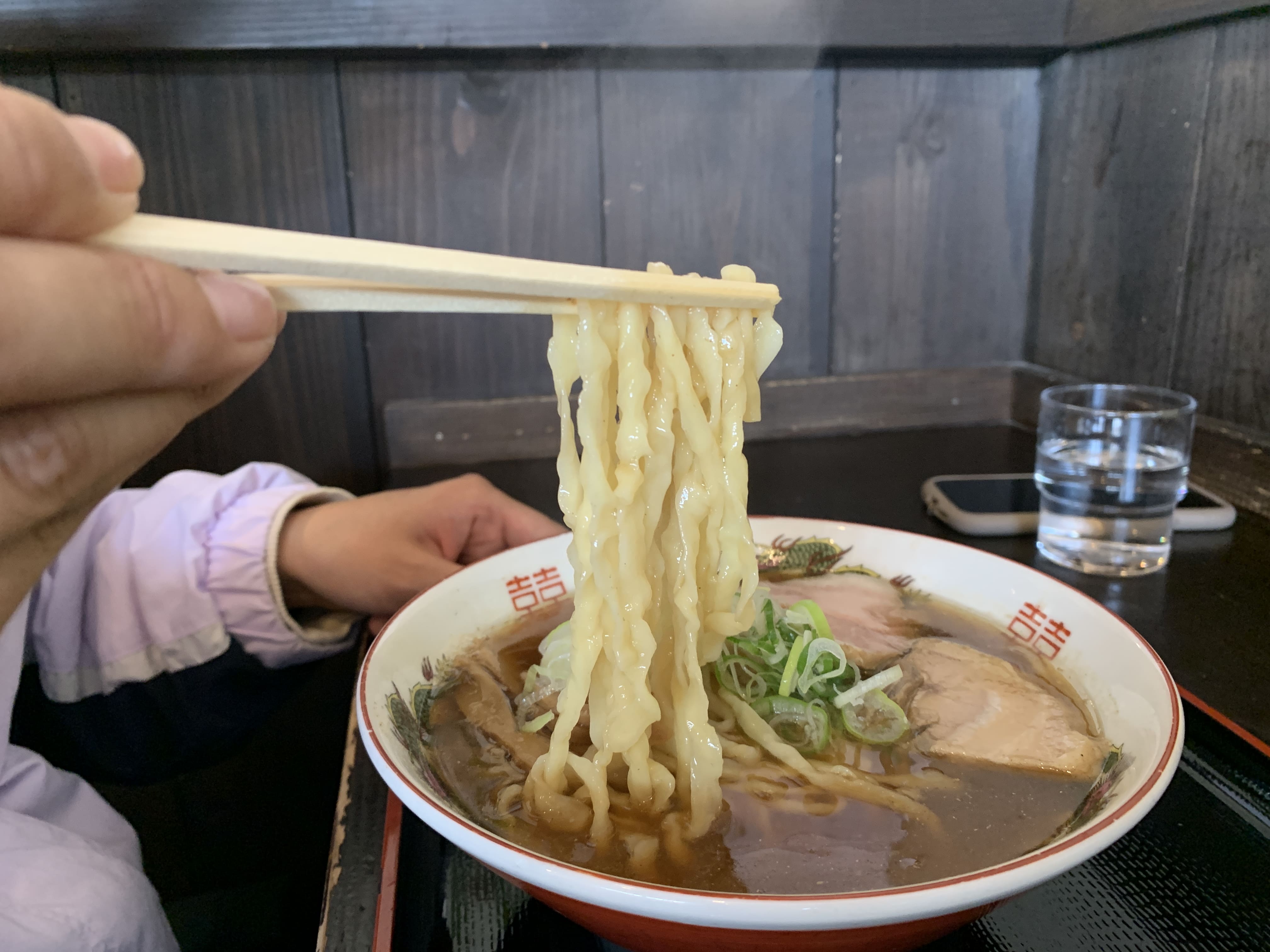 面条厂里有一个叫做“品尝部”的就餐角。 筑波手工生拉面“具有最好的耐嚼和光滑的质地。