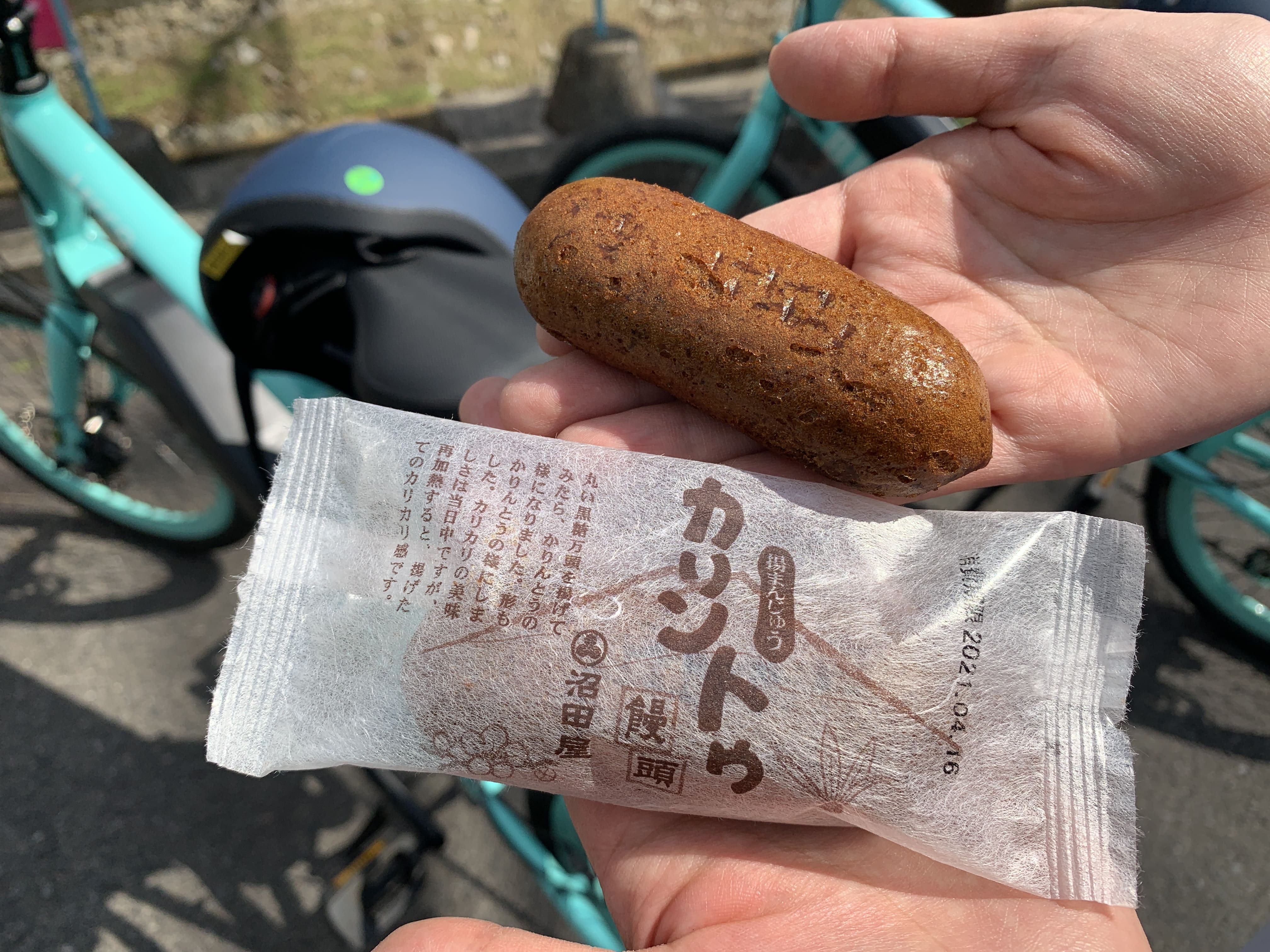 老字号日式点心店“沼谷”就在第一鸟居旁边。 用红糖制成的炸馒头“Karintou Manju”非常受欢迎。 周边交通繁忙，上下车时要小心。