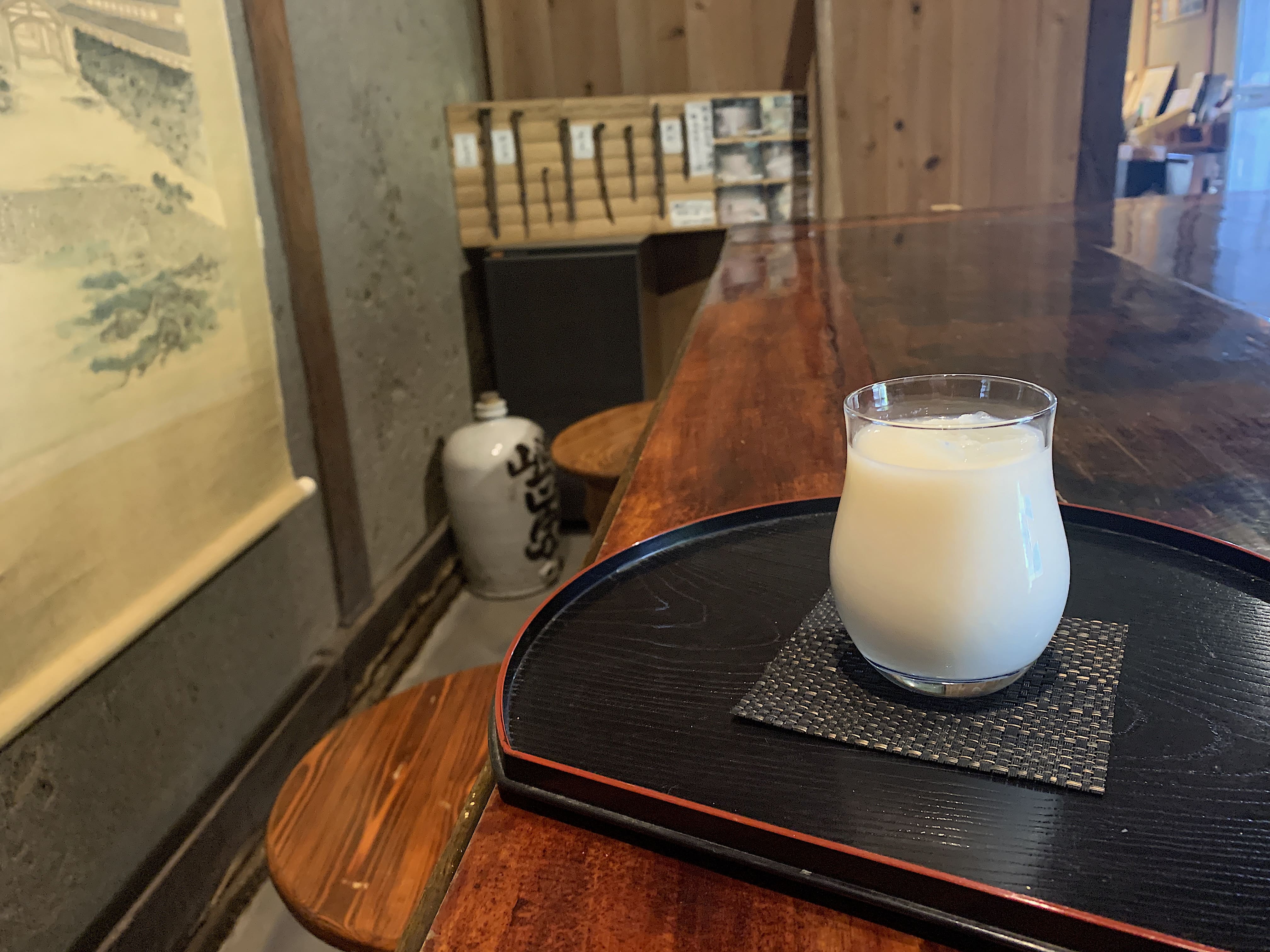 在感受酿酒厂历史的同时，您可以品尝到营养丰富的酿酒厂特制甘酒（不含酒精）。 还有露台座位。